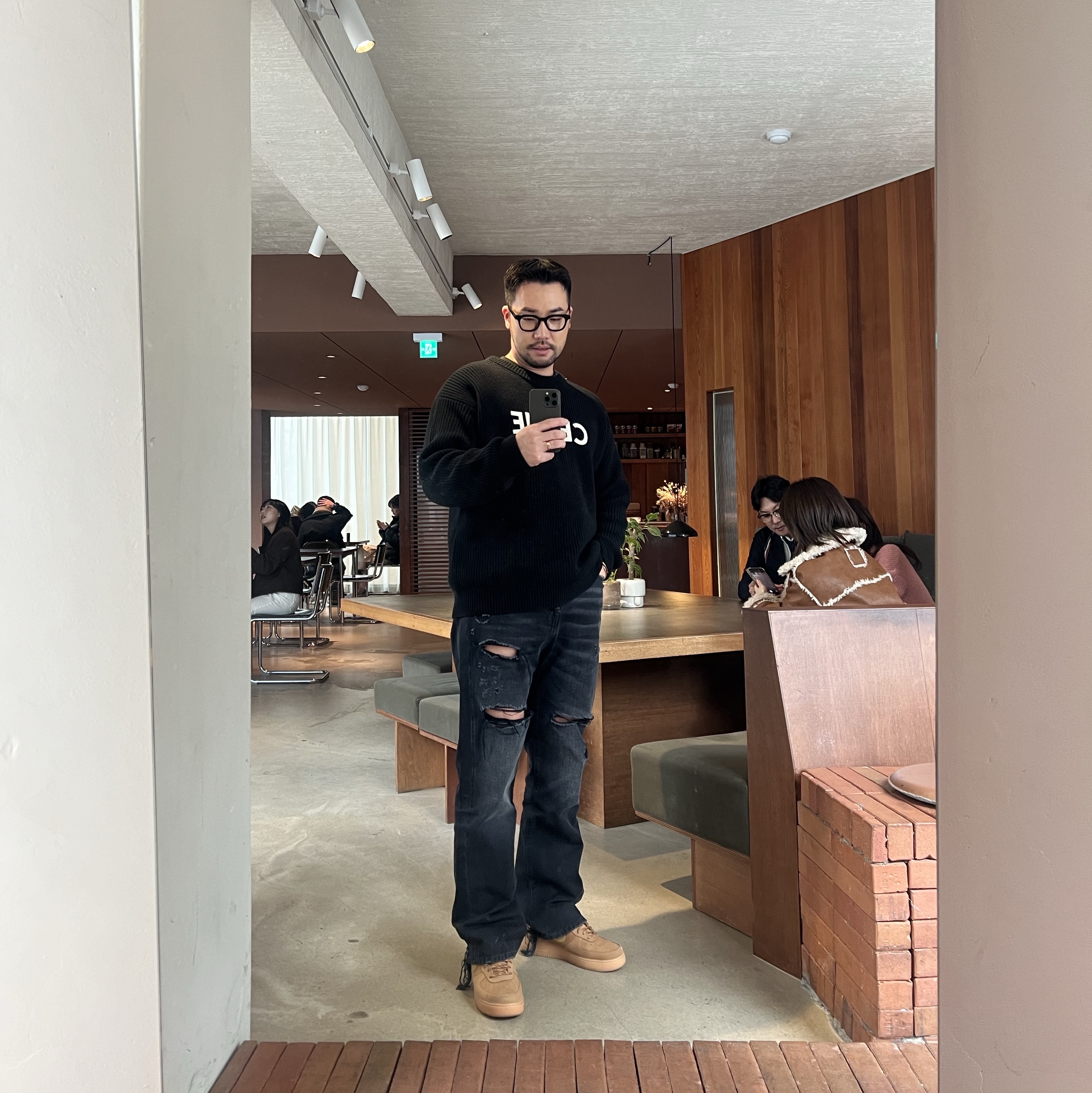 Celine Oversized Sweater in Ribbed Wool Black, Nike Air Force 1 '07 WB Flax 착용 스타일