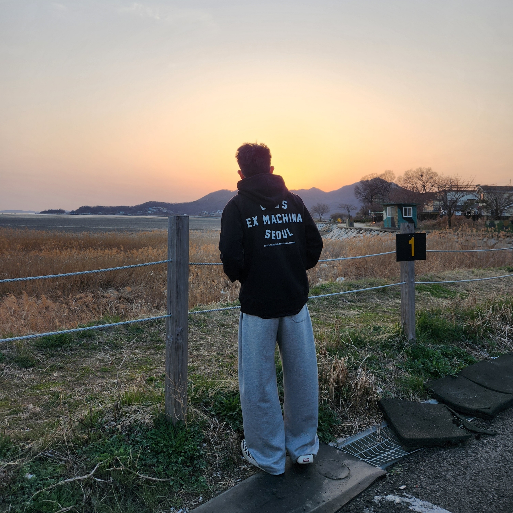 Deus Ex Machina Seoul Address Hoodie Black 착용 스타일