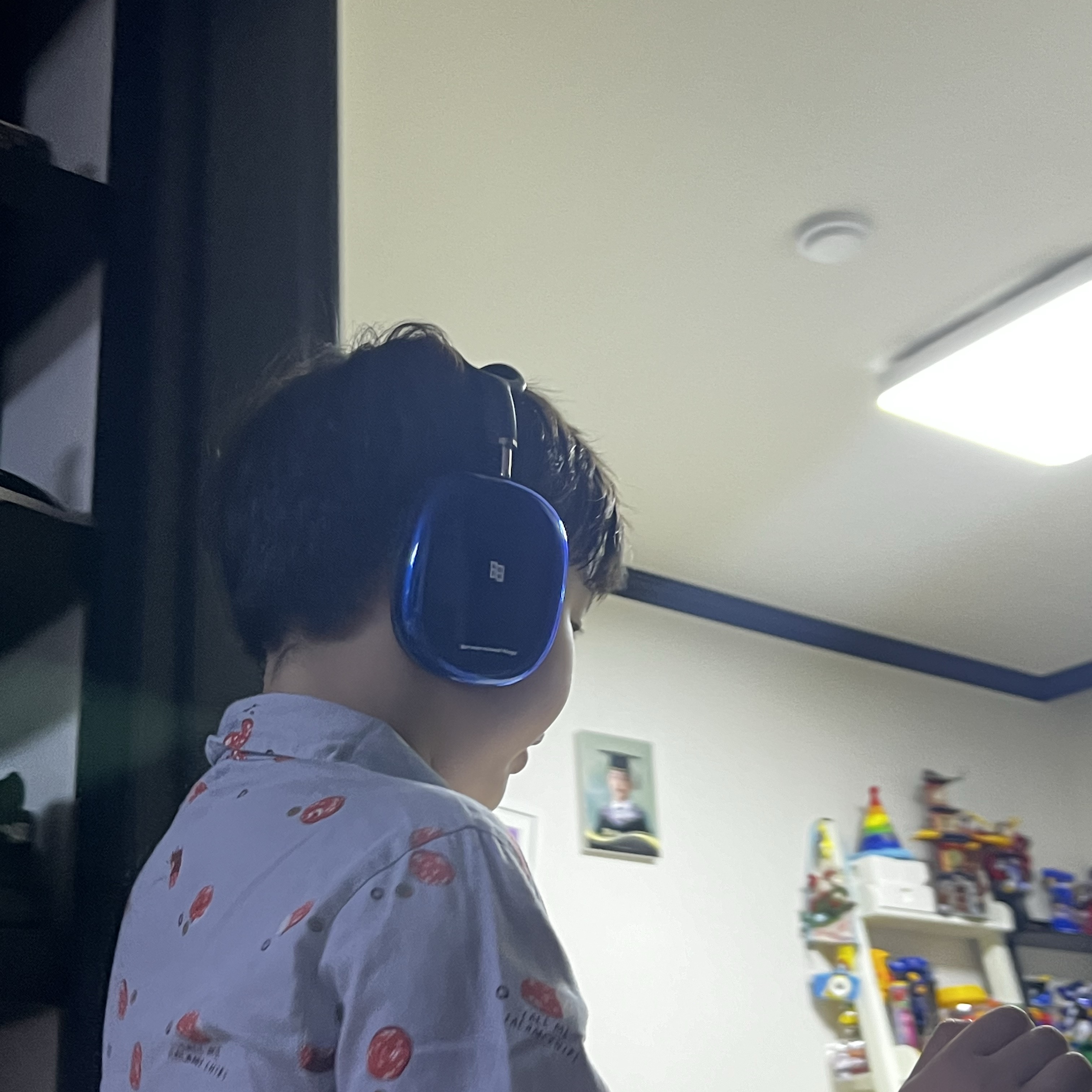 Ader Error TRS Airpods Max Case Z-Blue 착용 스타일 - 2