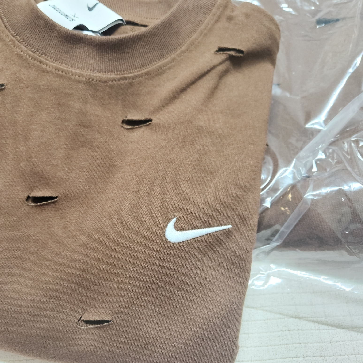 Nike x Jacquemus Swoosh T-Shirt Cacao Wow - Asia, Nike x Jacquemus Swoosh Hoodie Cacao Wow - Asia 착용 스타일 - 3