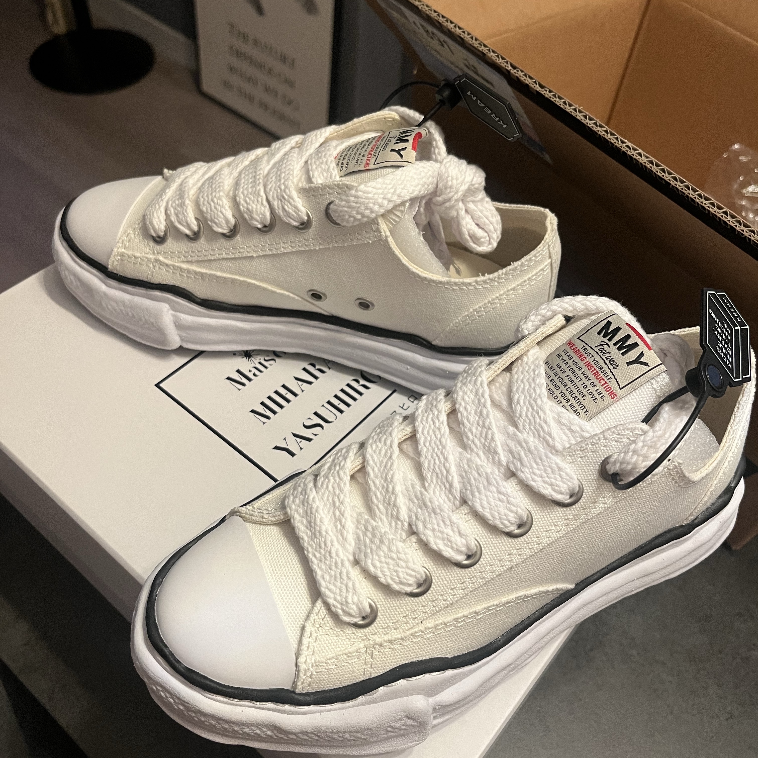 Maison Mihara Yasuhiro Peterson OG Sole Canvas Low Sneakers White 착용 스타일 - 1