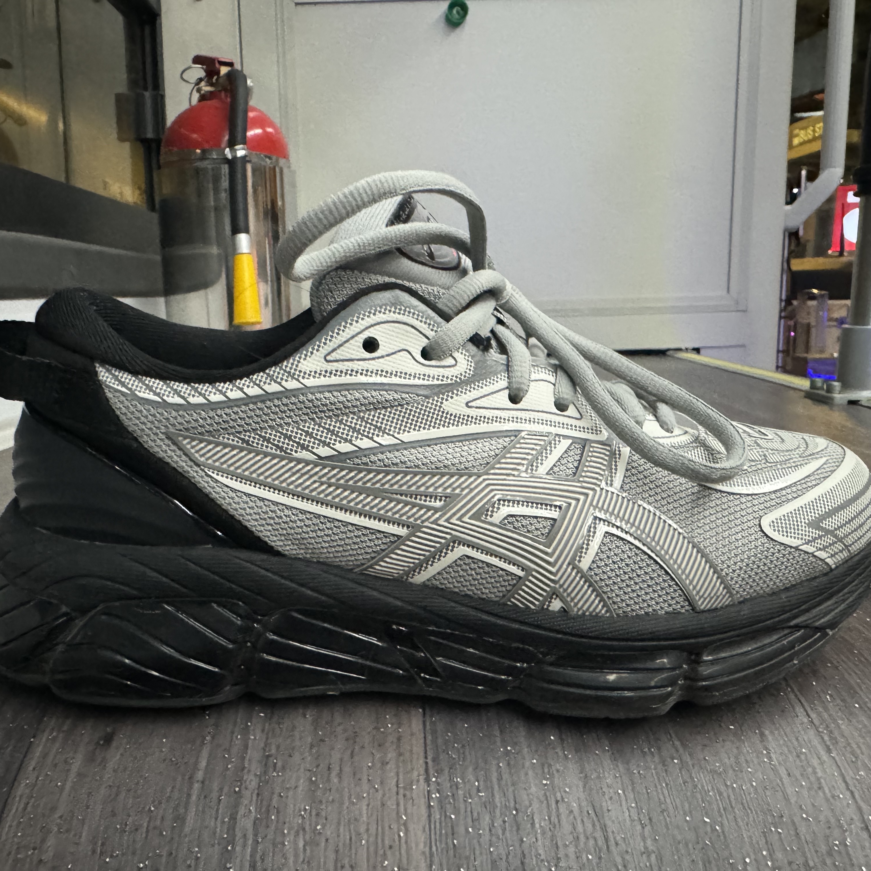 Asics x C.P. Company Gel-Quantum 360 VIII Cement Grey 착용 스타일 - 4