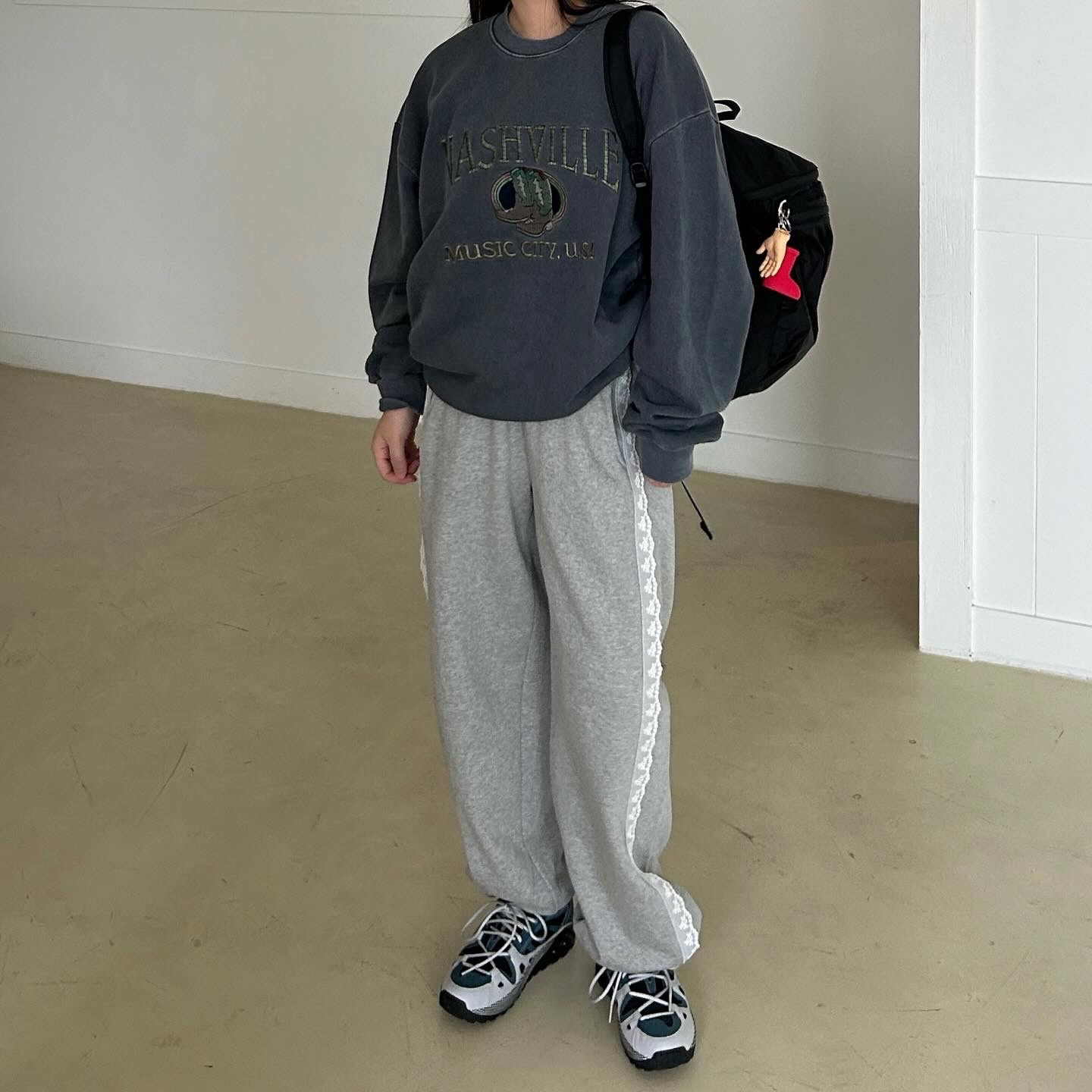 Arc'teryx Heliad 15 Backpack Black, Nike ACG Air Exploraid Neutral Grey and Ash Green 착용 스타일 - 2