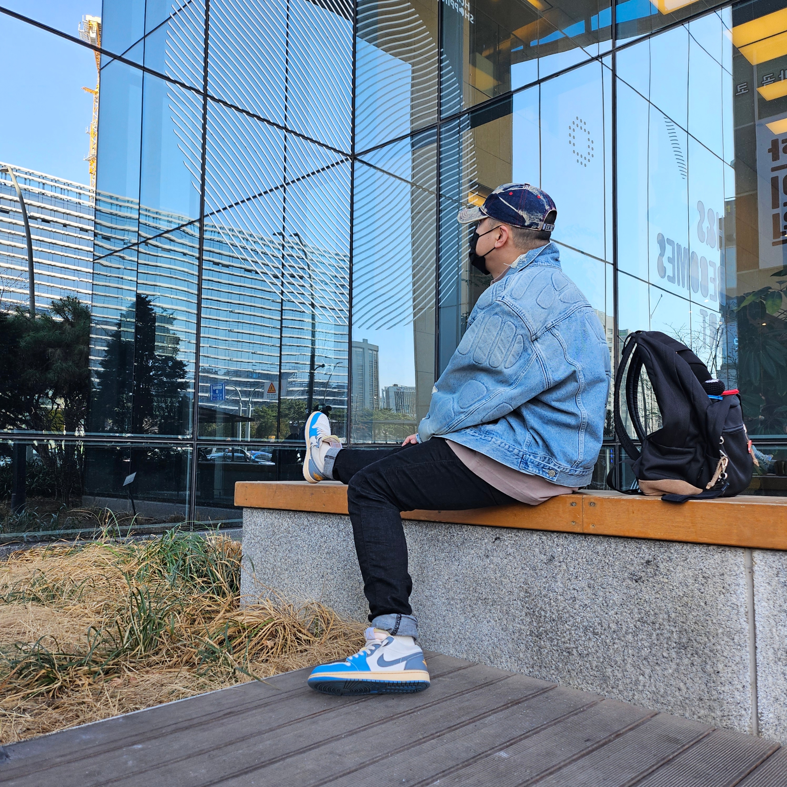 Yeezy Gap Engineered By Balenciaga Dove Long Sleeve T-Shirt Beige, Yeezy Gap Engineered By Balenciaga Padded Denim Jacket Blue 착용 스타일 - 2