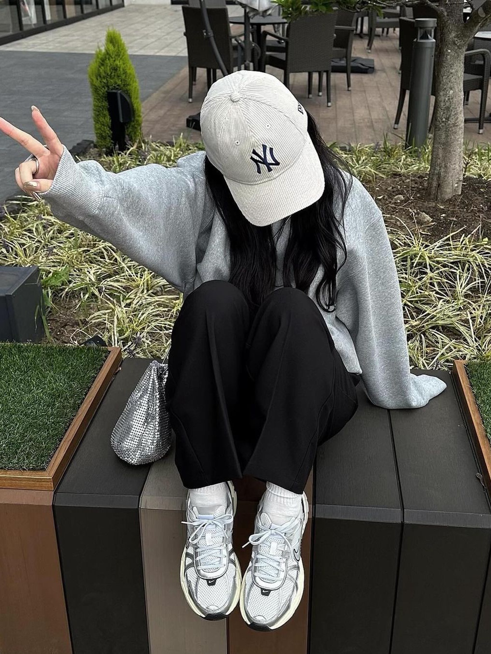 Nike V2K Run Pure Platinum Wolf Grey, Nike V2K Run Summit White Metallic Silver 착용 스타일 - 2