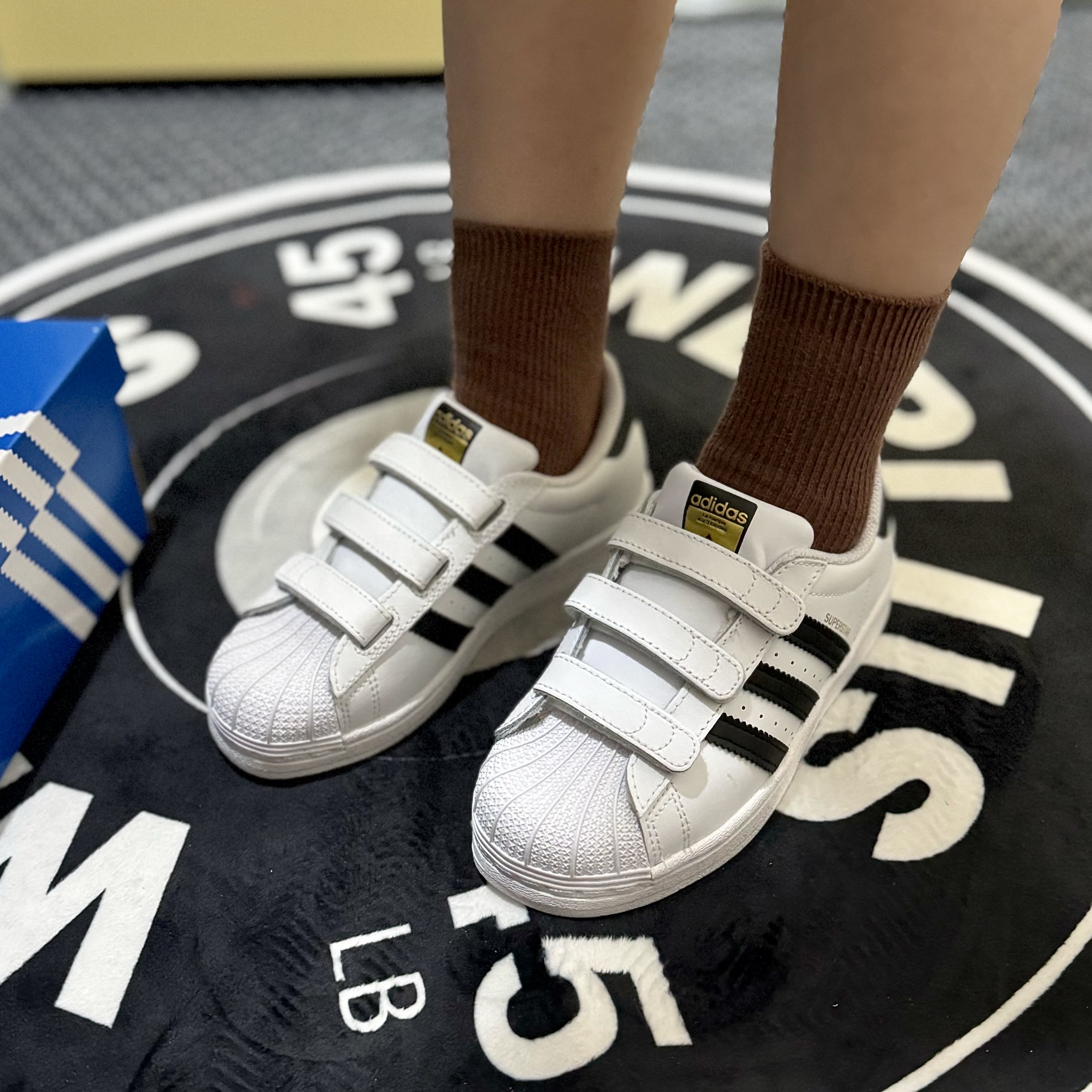 (C) Adidas Superstar CF Cloud White Core black 착용 스타일 - 3