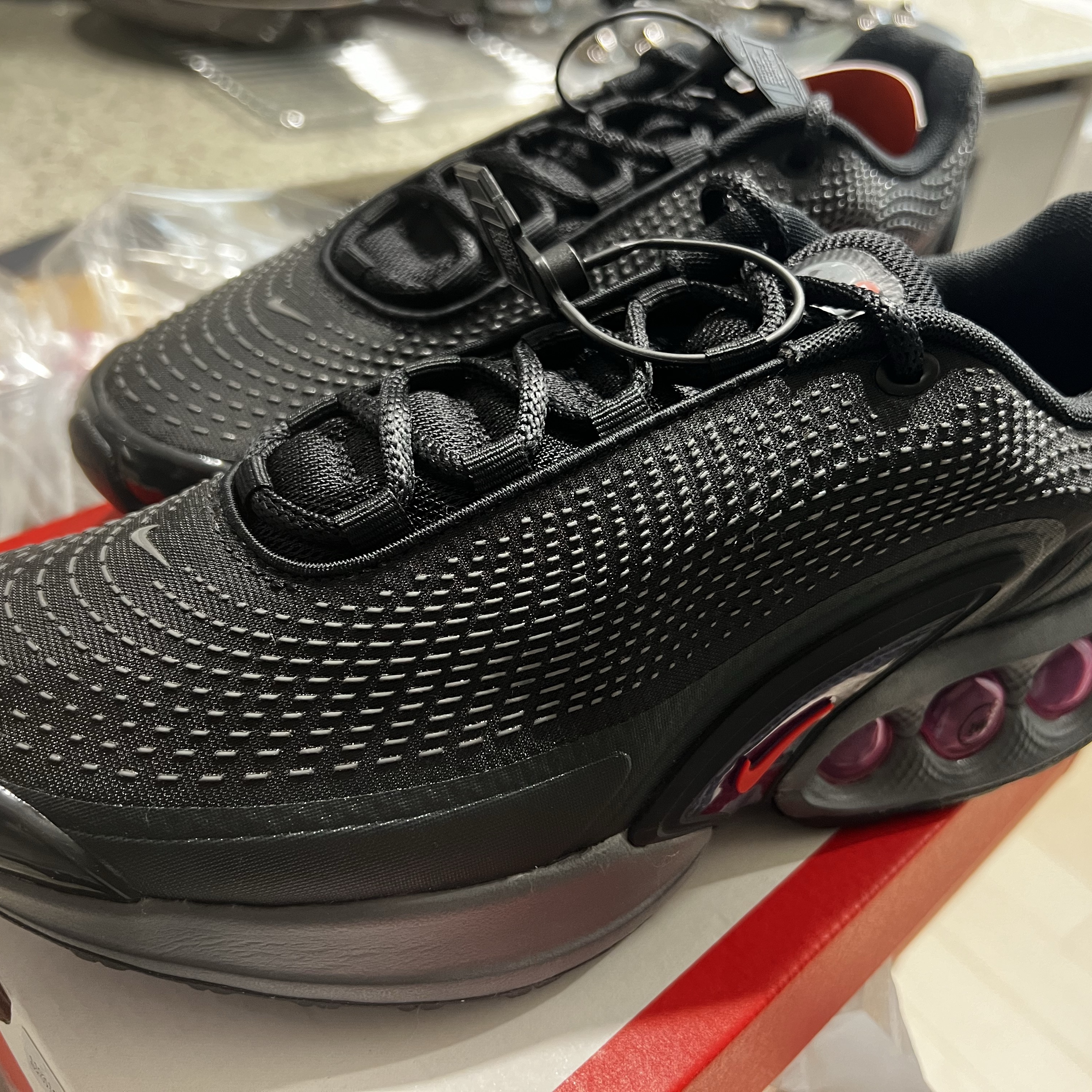 Nike Air Max Dn Black Light Crimson 착용 스타일