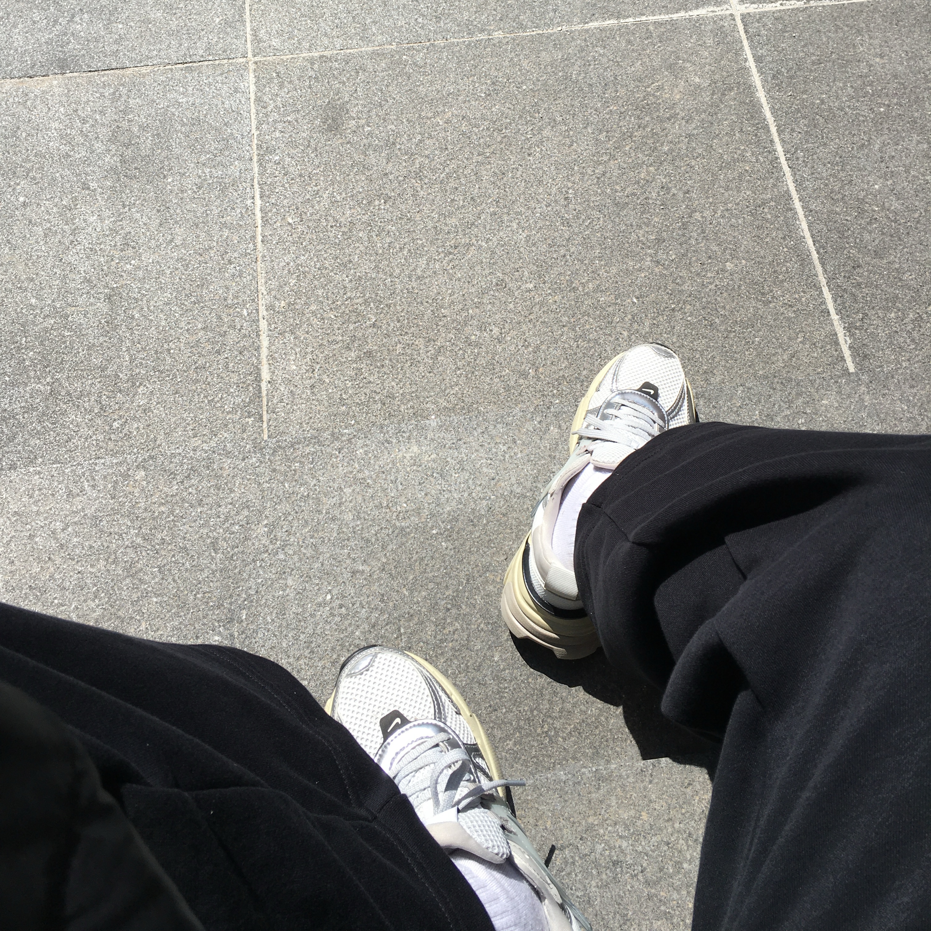 Nike V2K Run Summit White Metallic Silver 착용 스타일 - 3