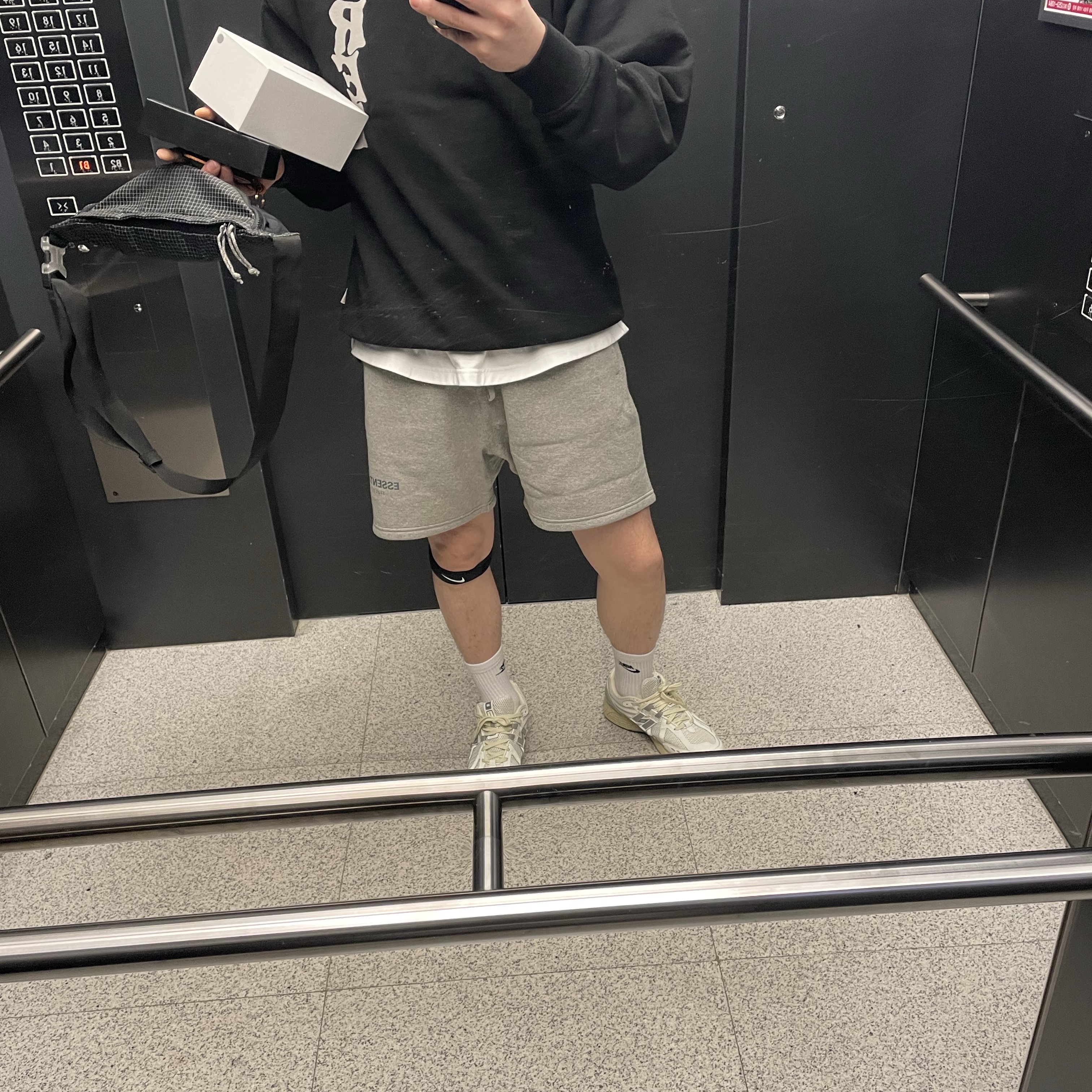 Essentials The Core Collection Sweatshorts Heather Oatmeal, New Balance 1906R White Gray 착용 스타일