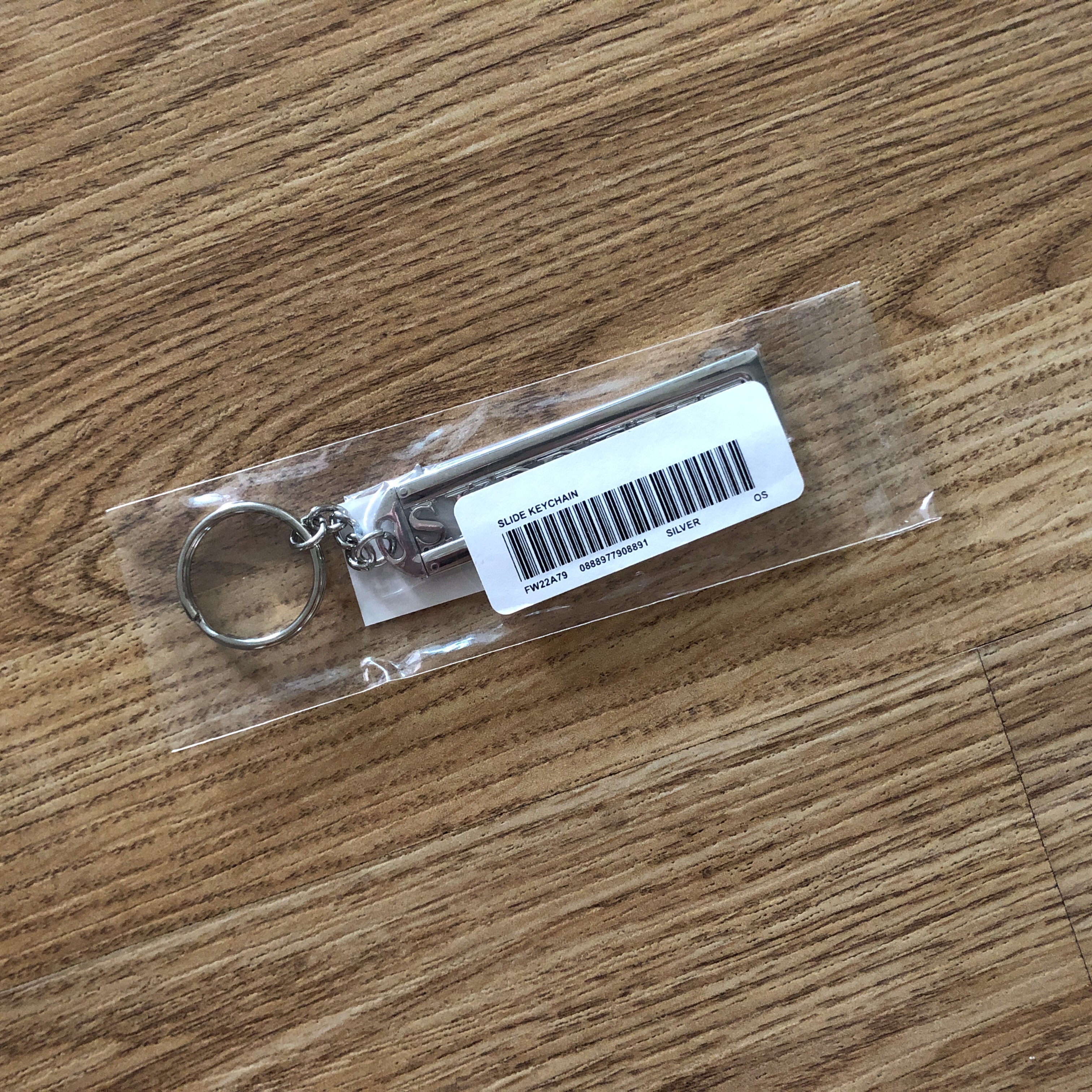 Supreme Slide Keychain Silver - 22FW 착용 스타일