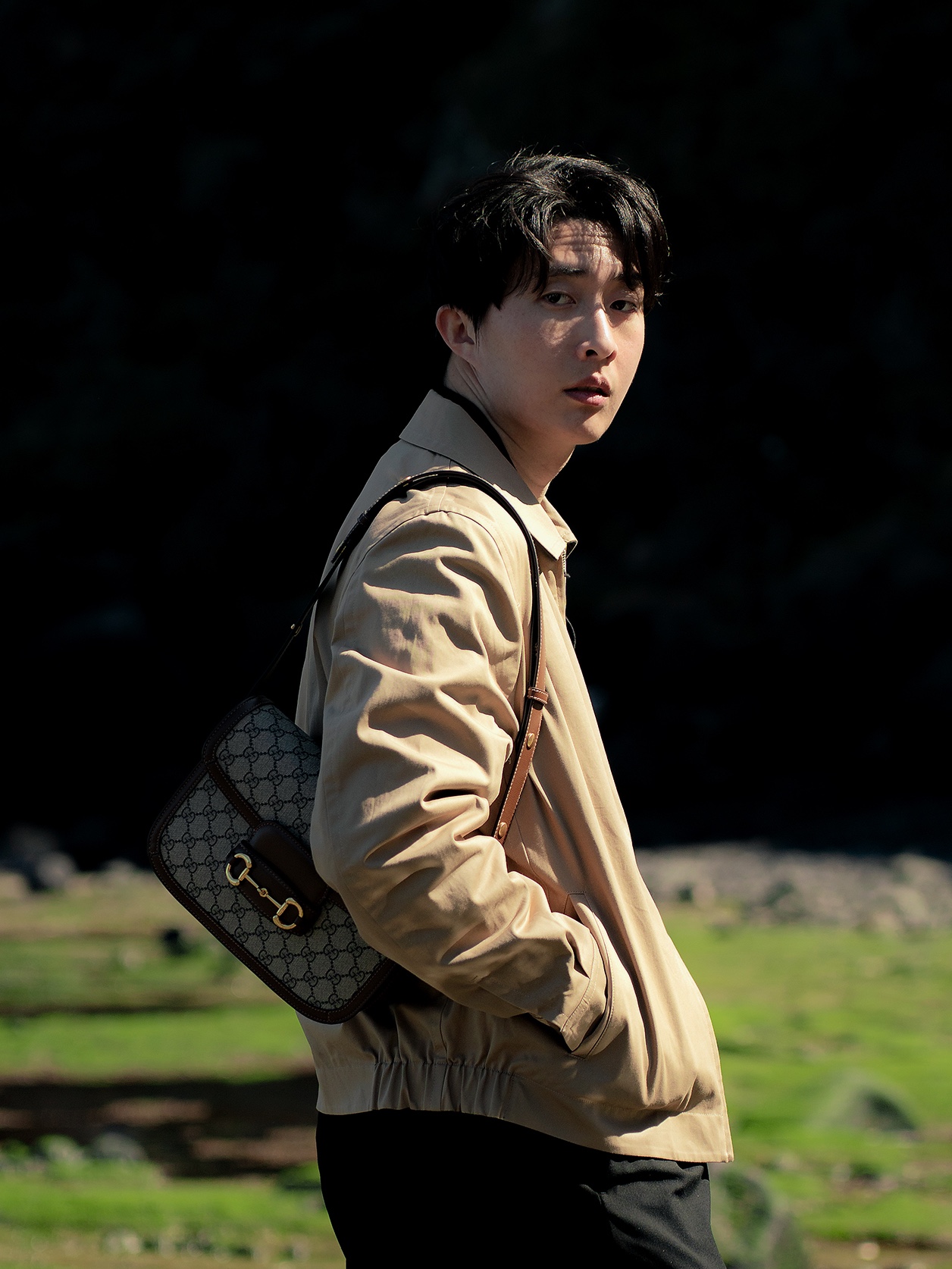 Gucci Horsebit 1955 Shoulder Bag Beige Ebony 착용 스타일 - 4