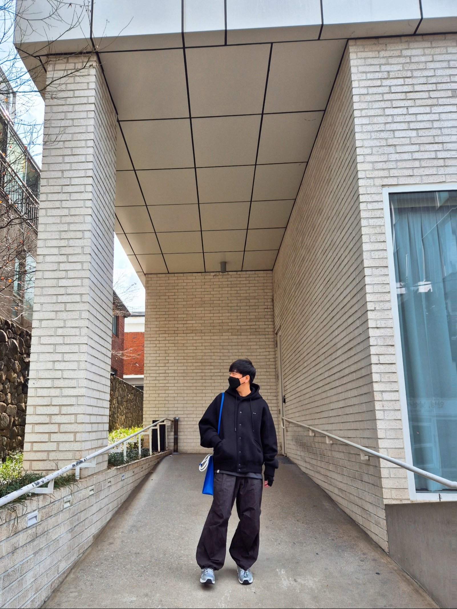 Ader Error Shopper Bag Blue, New Balance x Yeseyesee 530 Silver Royal Blue 착용 스타일 - 2