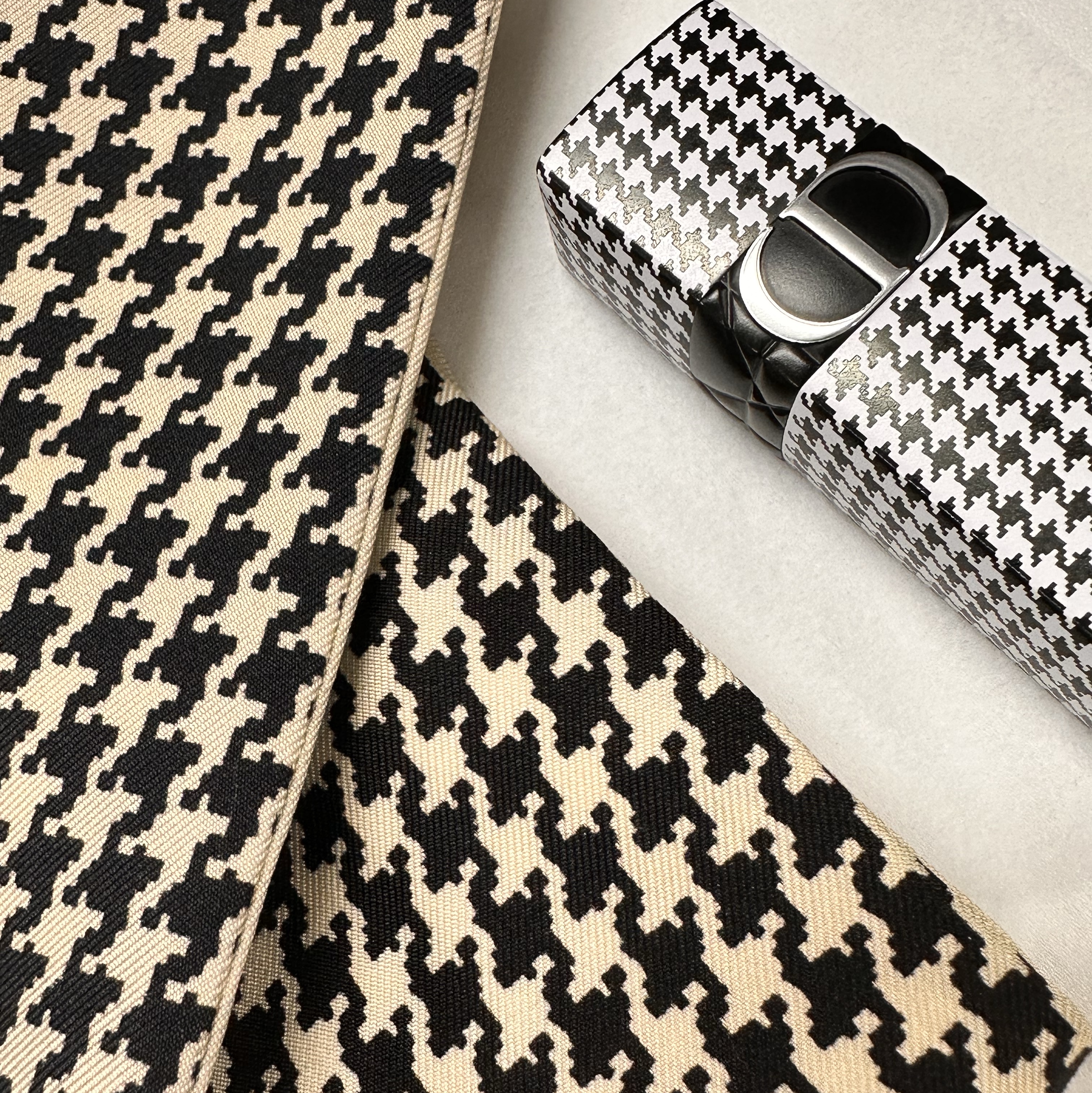 Dior New Look Limited Edition Rouge Dior 999 Velvet, (W) Dior 30 Montaigne Mitzah Scarf Silk Twill Black White 착용 스타일