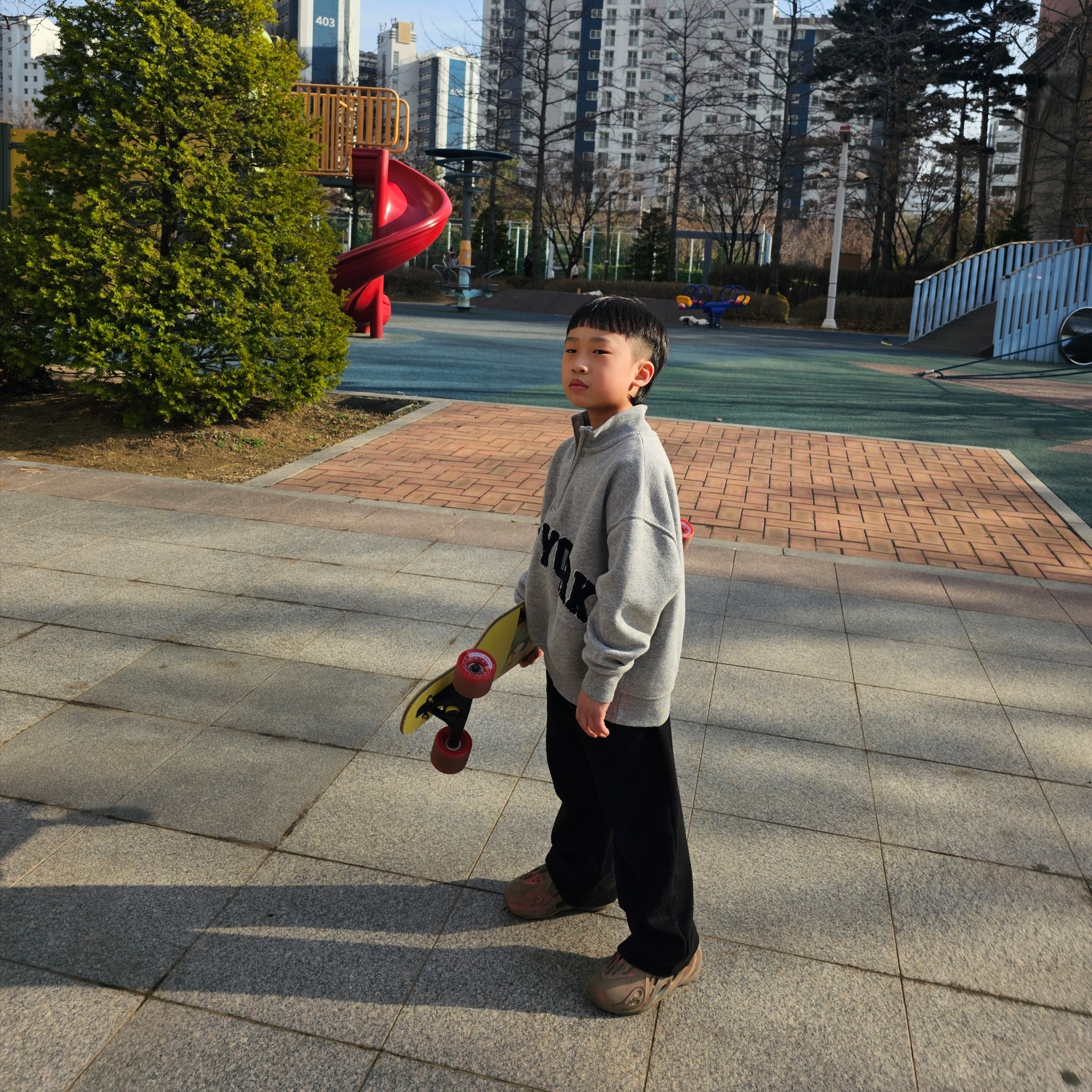 (Kids) Adidas Yeezy Foam RNNR MX Sand Grey 착용 스타일