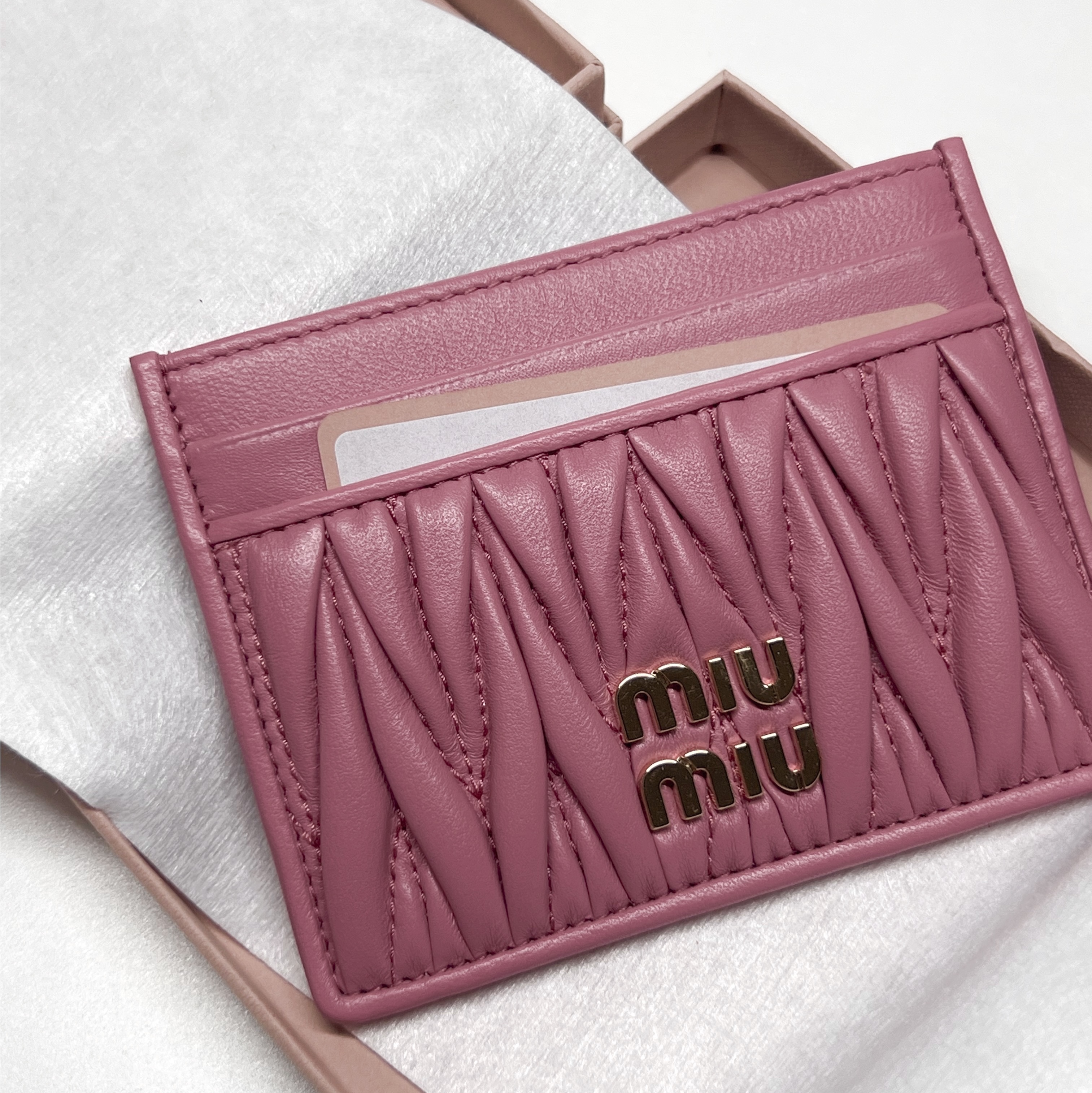 Miu Miu Matelasse Nappa Leather Card Holder Begonia Pink 착용 스타일
