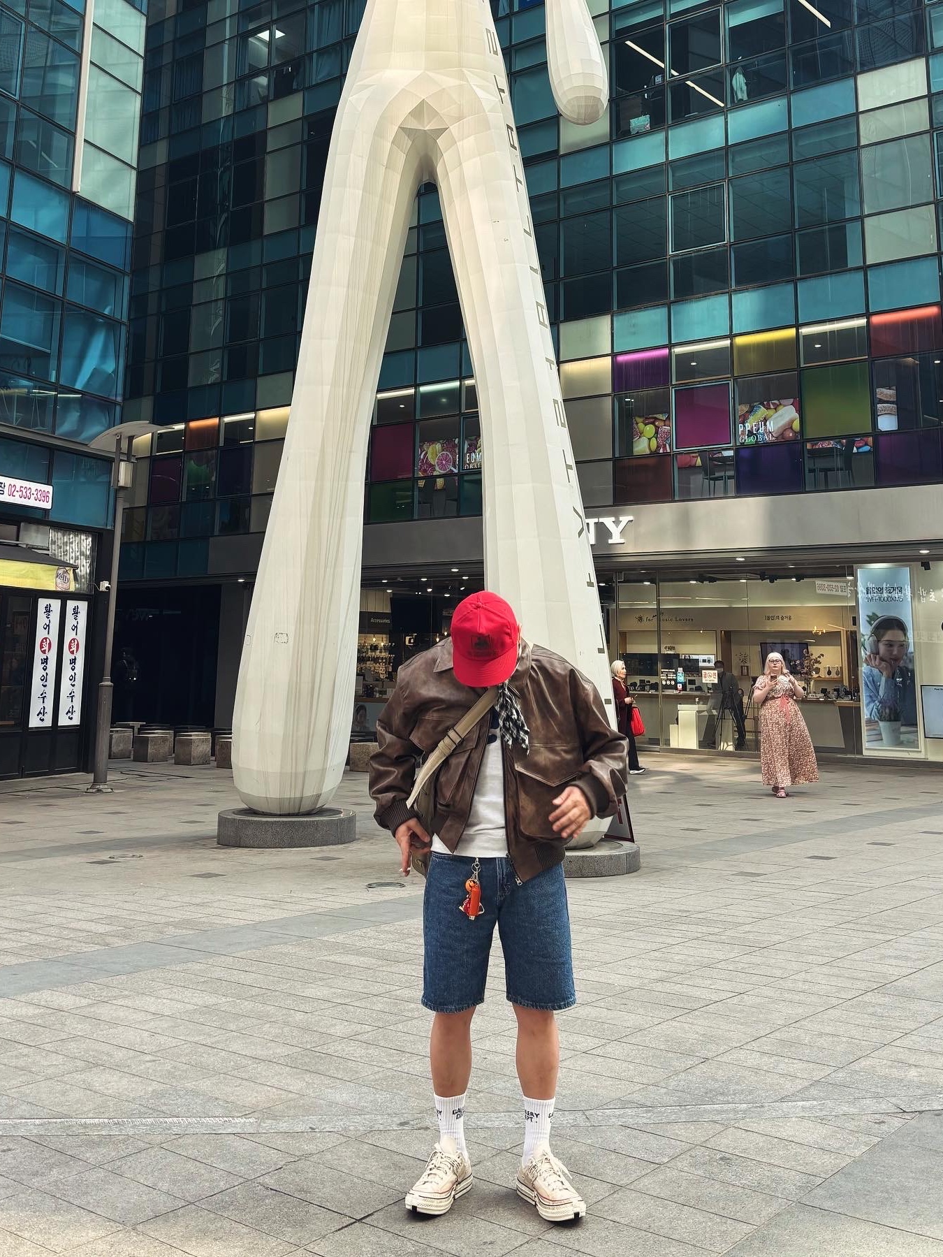 Full of Ssun Ssun Rabit Slim Leather Jacket Brown, Converse x Feng Chen Wang Chuck 70 Ox 2-in-1 Brown Rice 착용 스타일 - 1