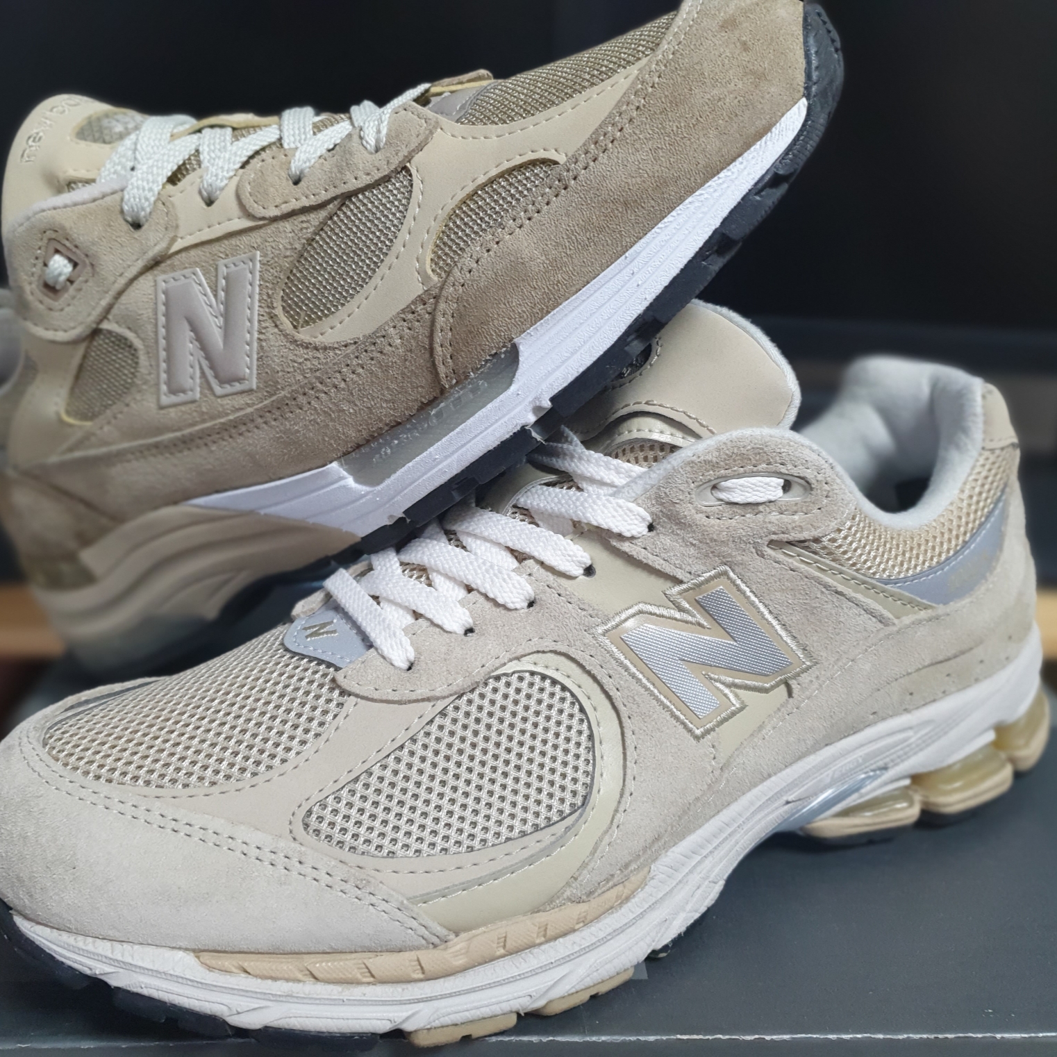 New Balance 992 Made in USA Tan, New Balance 2002R T2 Beige 착용 스타일 - 2