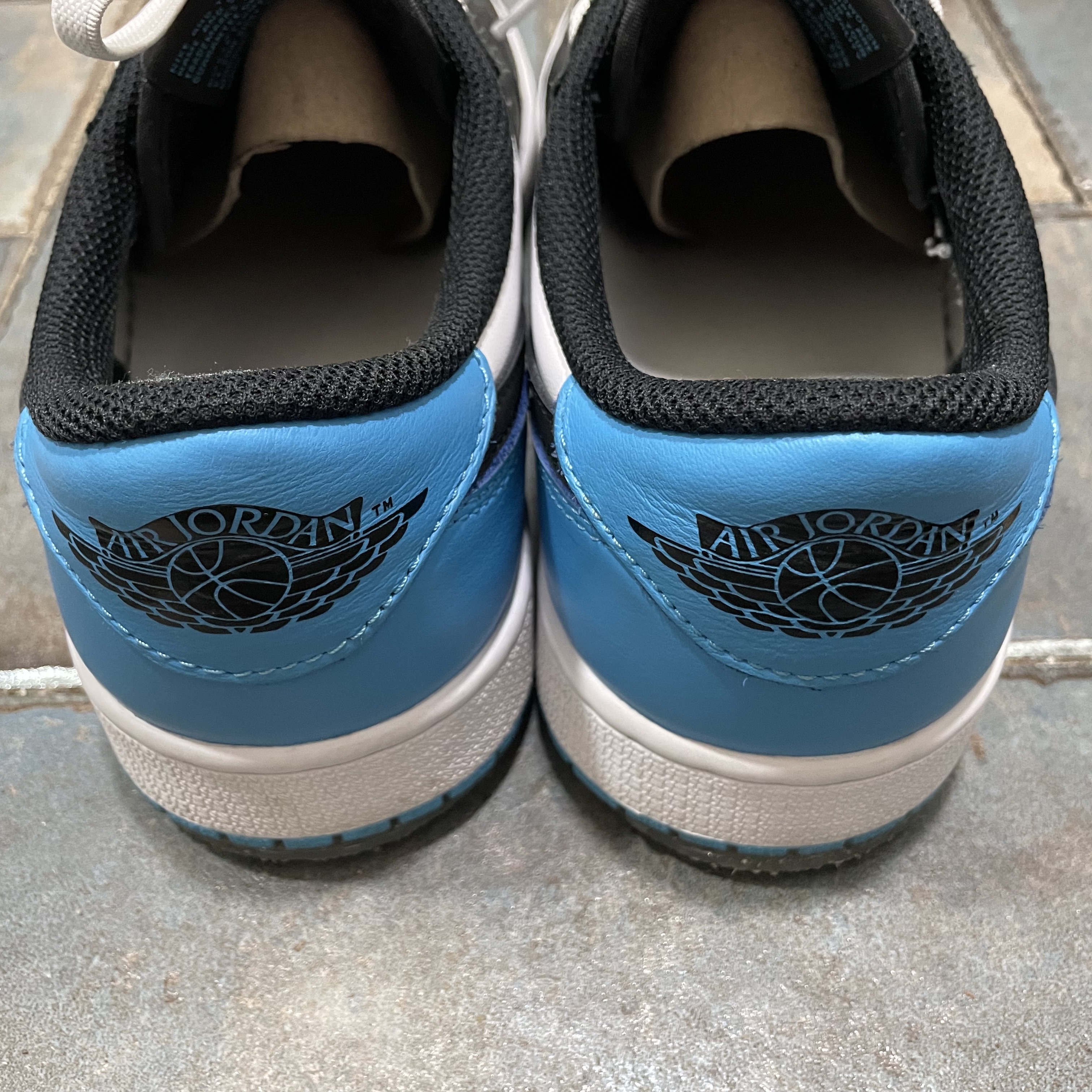 Jordan 1 Retro Low OG Black and Dark Powder Blue 착용 스타일