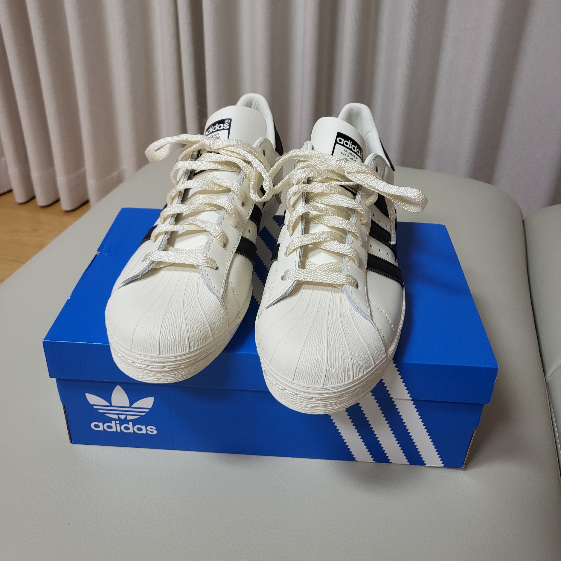 Adidas Superstar 82 White Black 착용 스타일 - 2