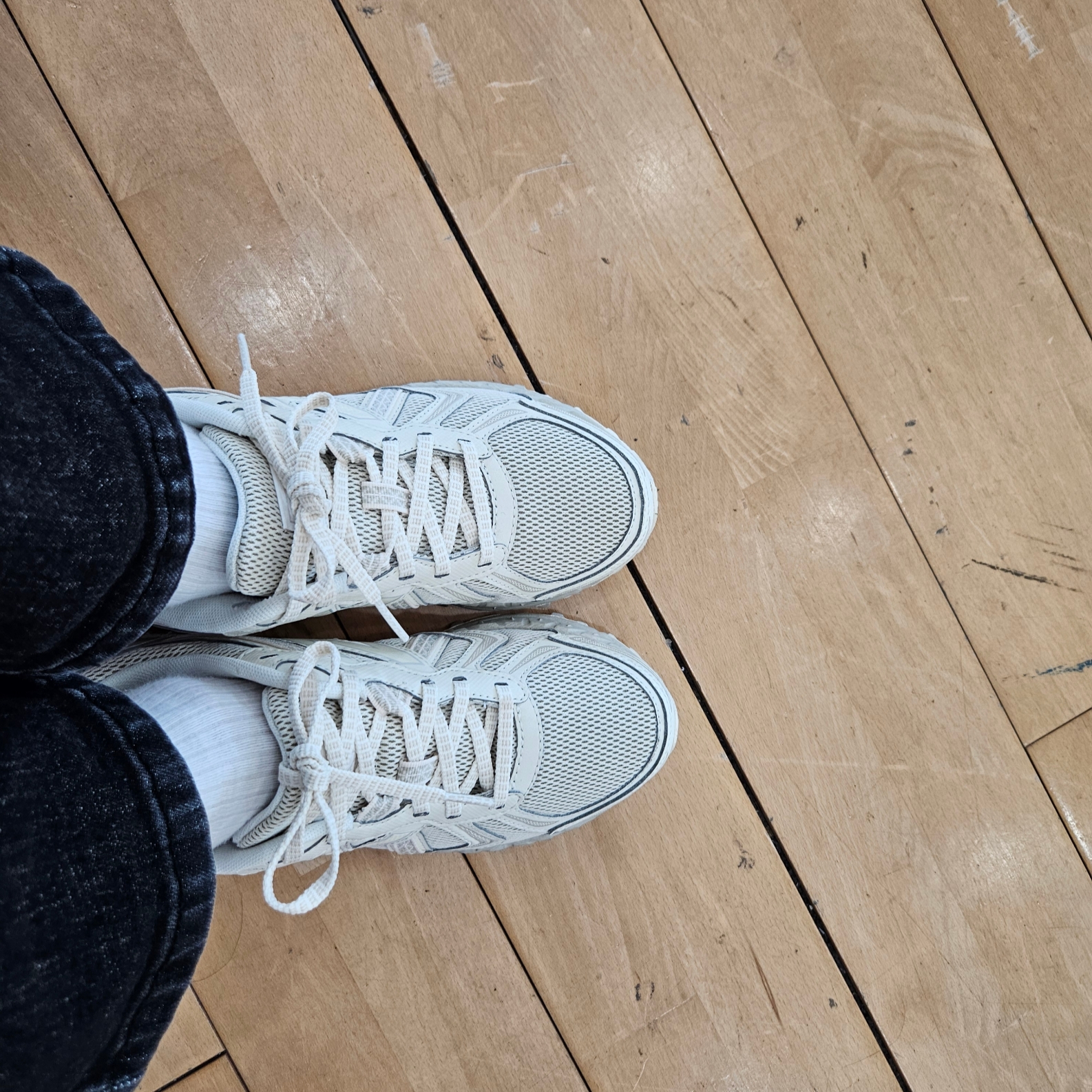 New Balance 410v5 Trail Beige - 2E Wide 착용 스타일