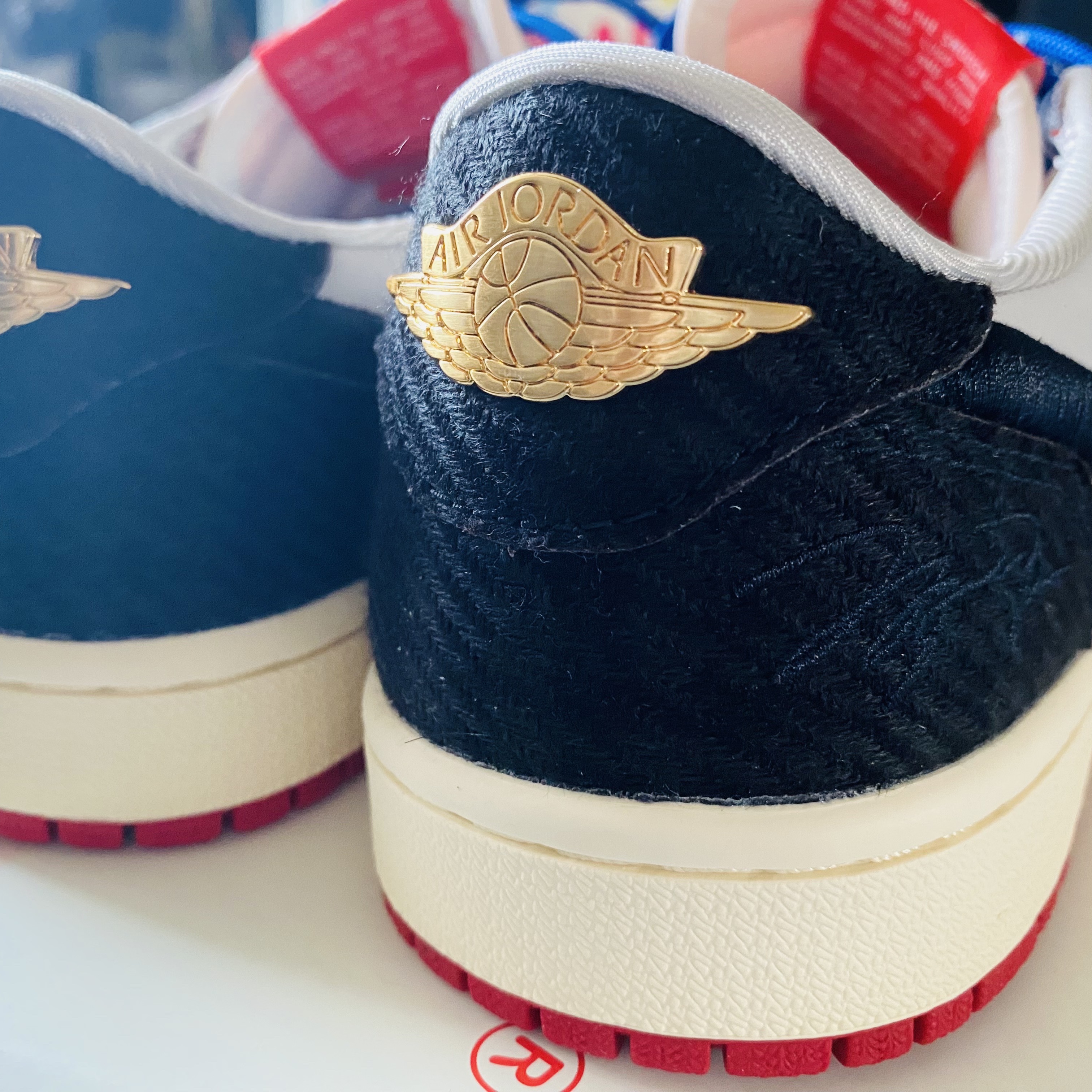 Jordan 1 x Trophy Room Retro Low OG SP Sail Varsity Red 착용 스타일 - 4