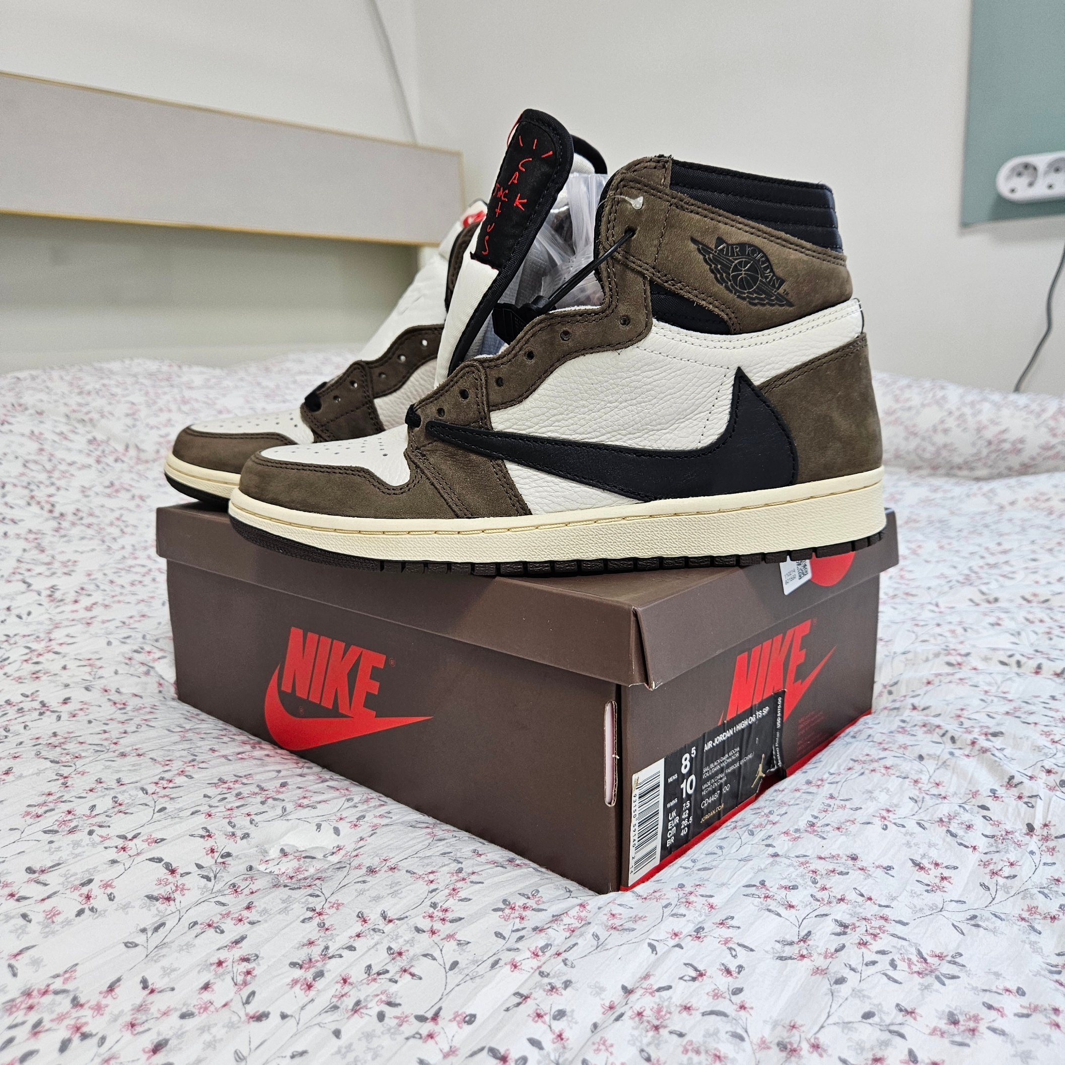 Jordan 1 x Travis Scott Retro High OG SP Mocha 착용 스타일 - 2