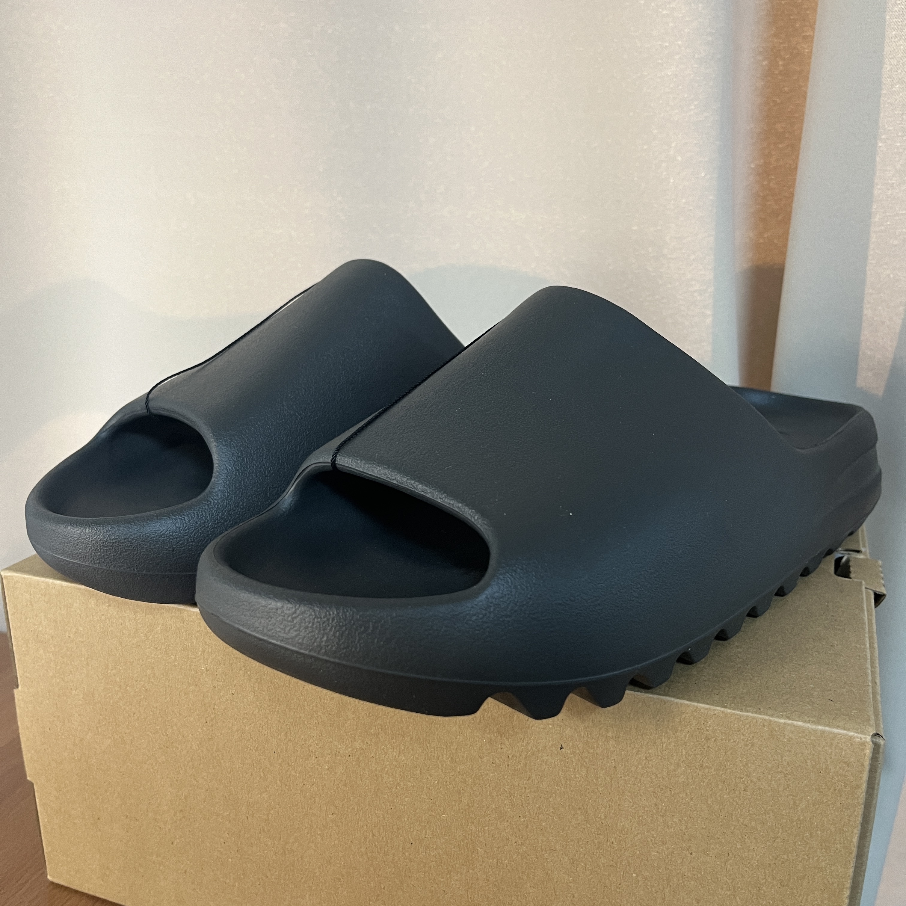 Adidas Yeezy Slide Dark Onyx 2024 착용 스타일