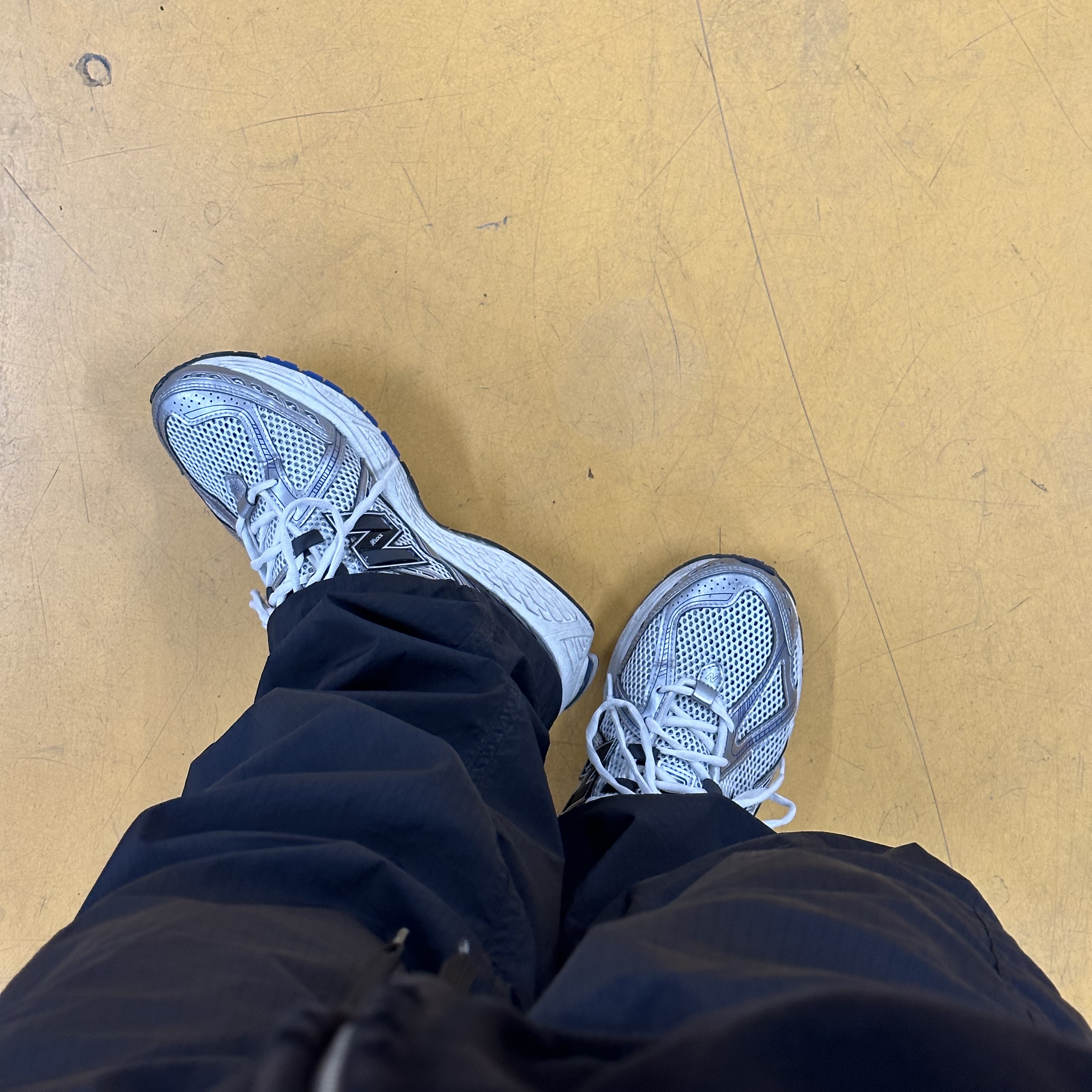 New Balance 1906R Silver Metallic 착용 스타일 - 2