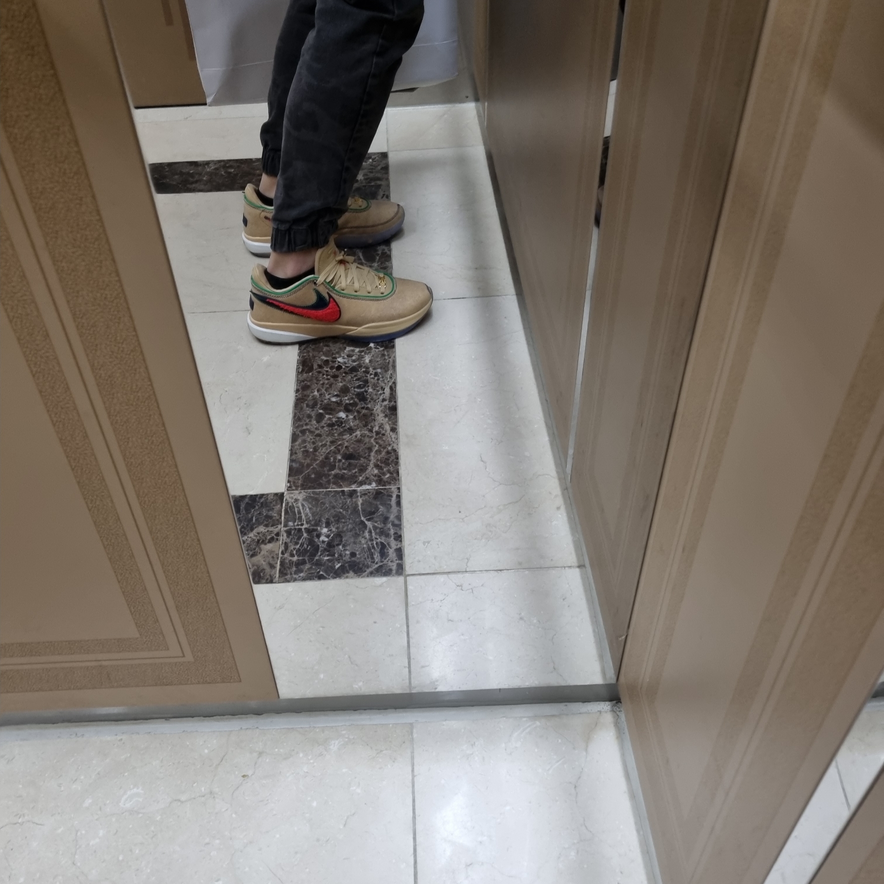 Nike LeBron XX EP Sesame Light Crimson 착용 스타일 - 1