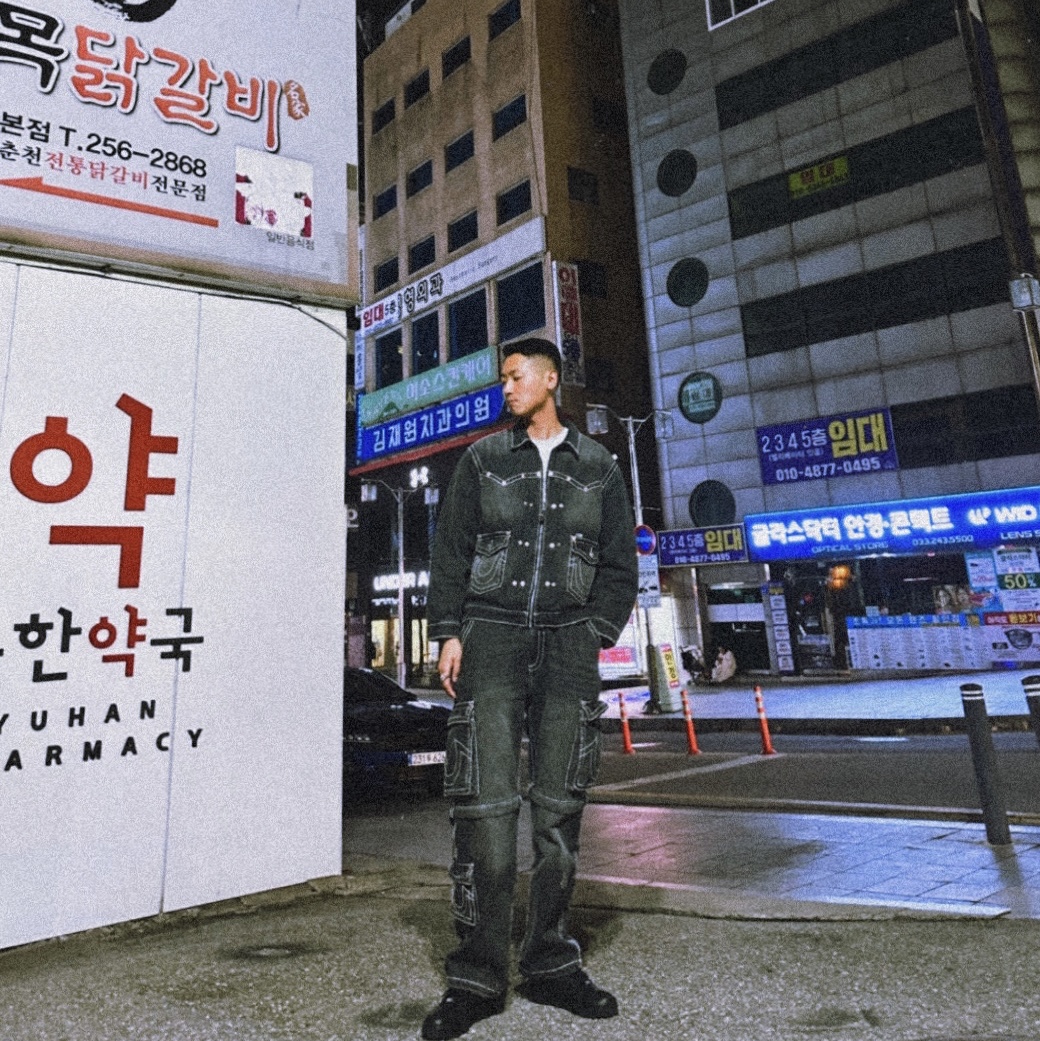 True Religion x Fetch Denim Jacket Black, True Religion x Fetch Denim Separate Cargo Pants Black 착용 스타일 - 1