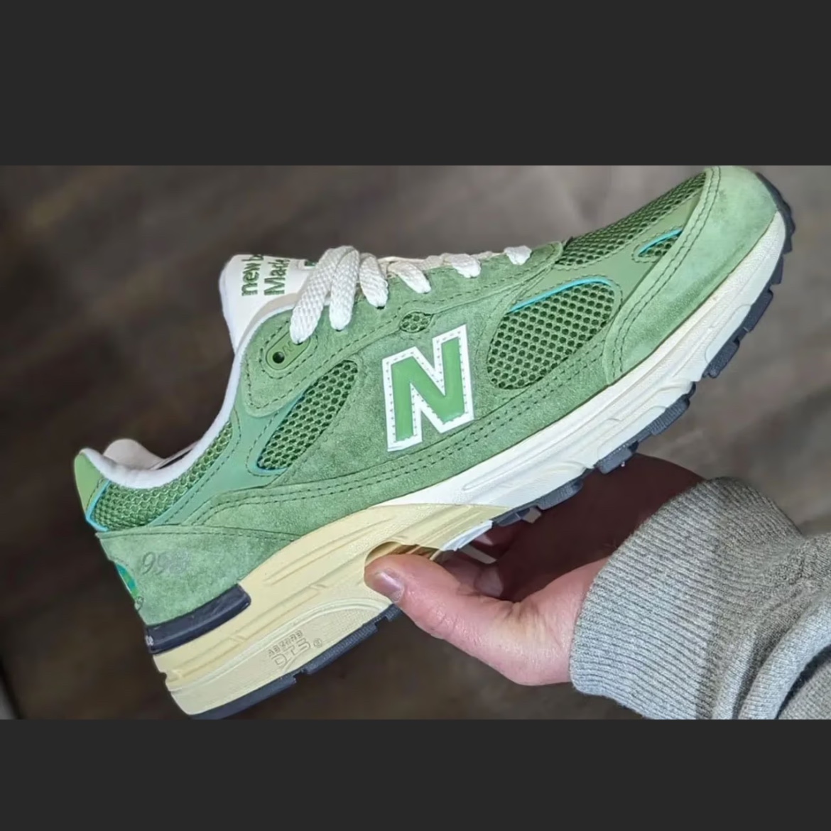 New Balance 993 Made in USA Chive Sea Salt, New Balance 993 Made in USA Purple Interstellar 착용 스타일 - 2