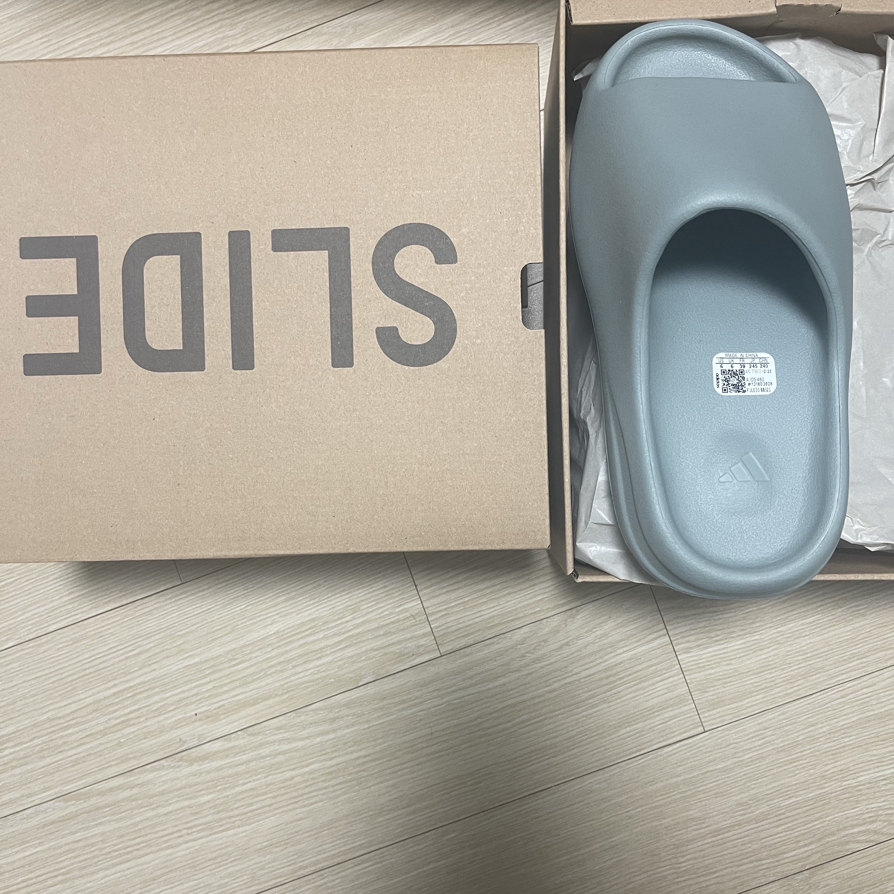 Adidas Yeezy Slide Salt 착용 스타일