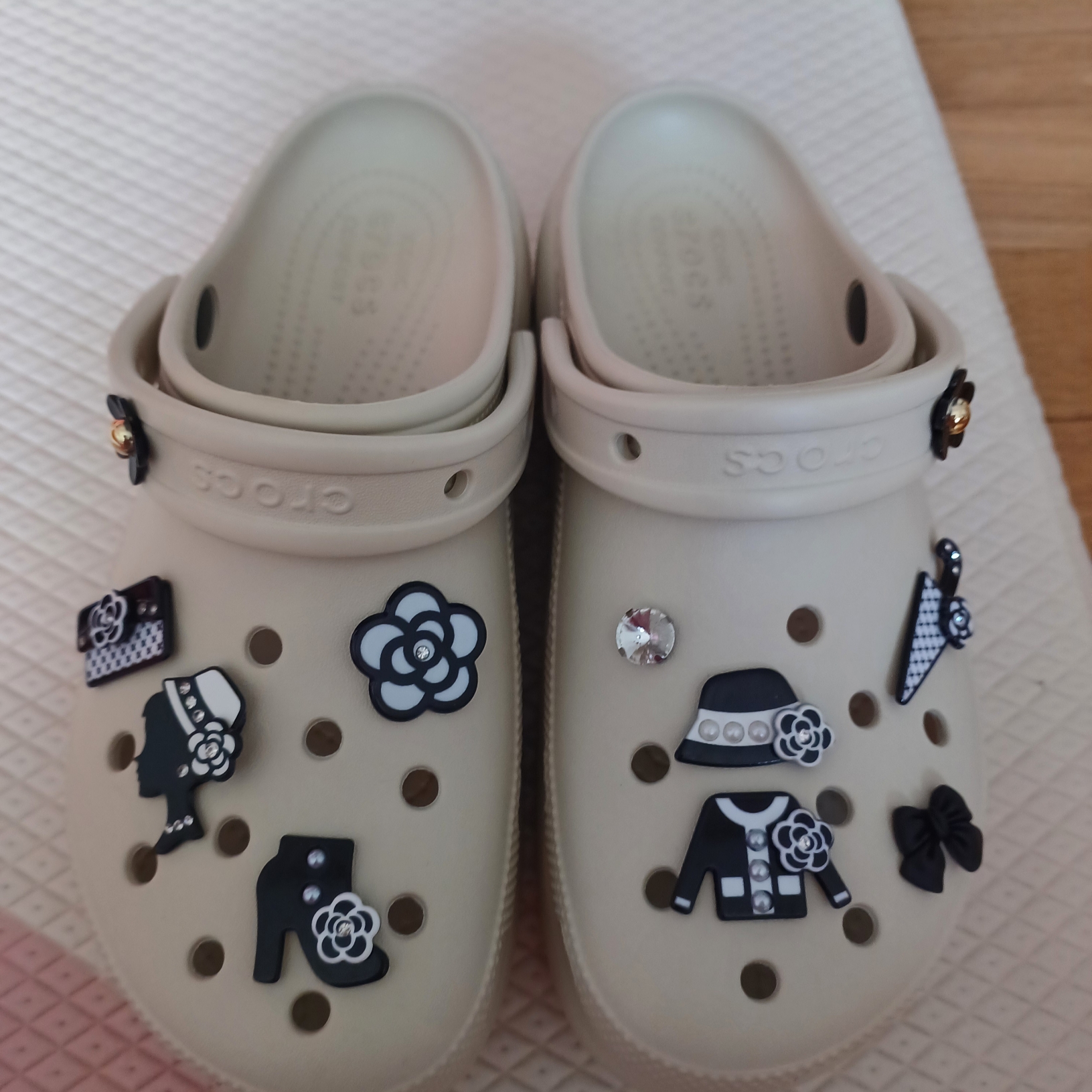 (W) Crocs Classic Platform Clog Bone 착용 스타일 - 1