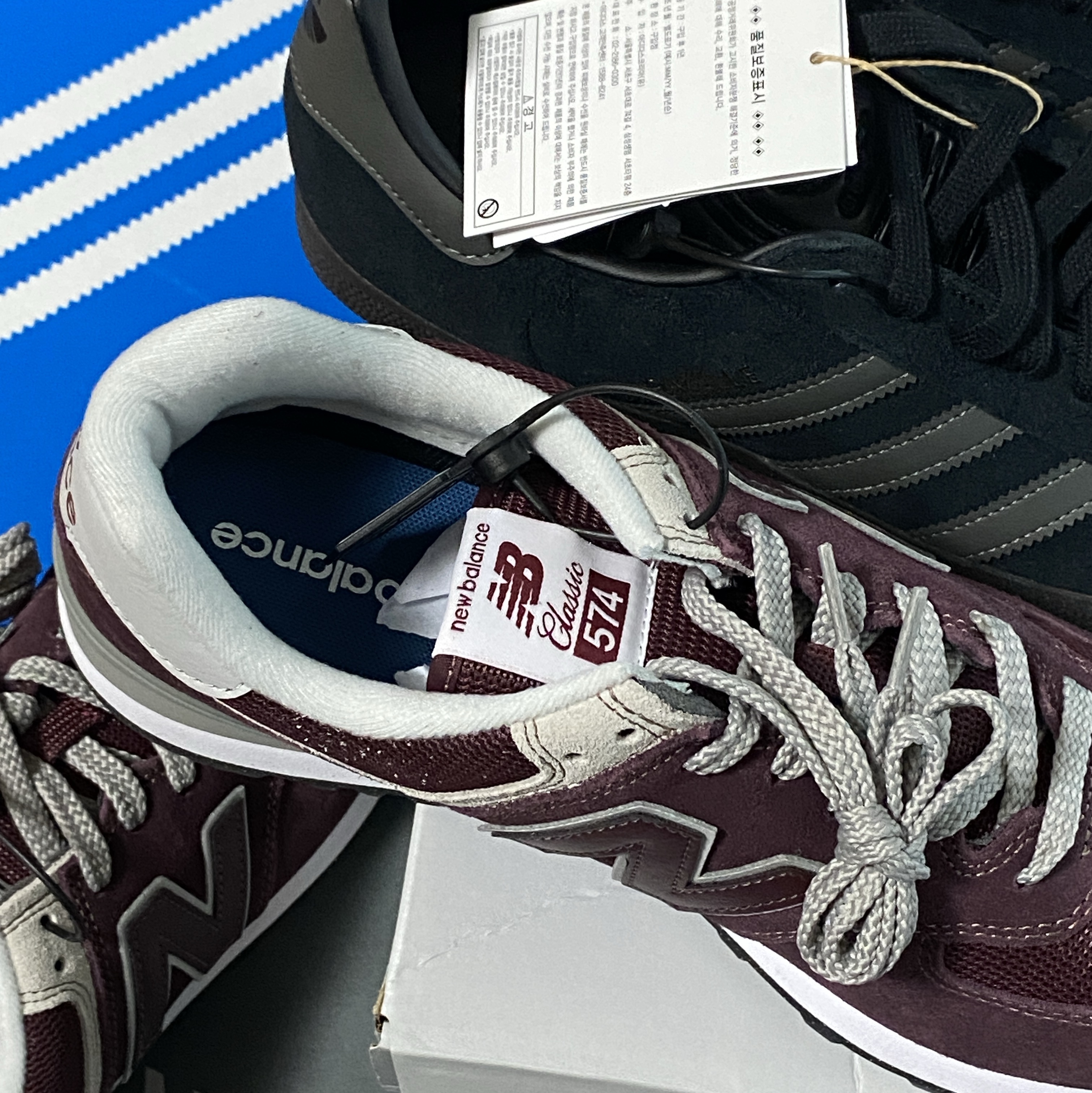 New Balance 574 Burgundy - D Standard, Adidas Gazelle Core Black Gold Metallic Gum 착용 스타일
