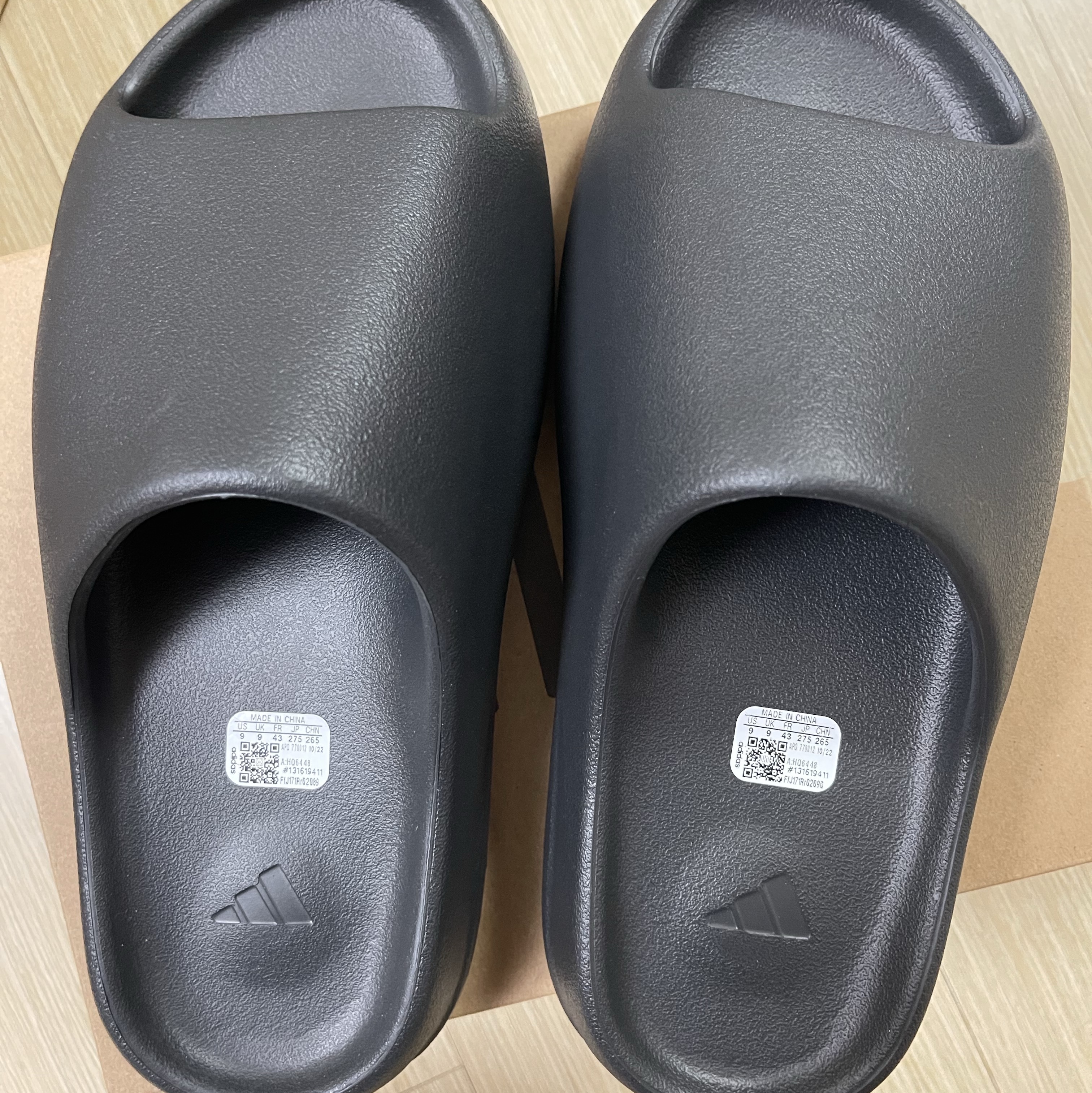 Adidas Yeezy Slide Onyx 착용 스타일