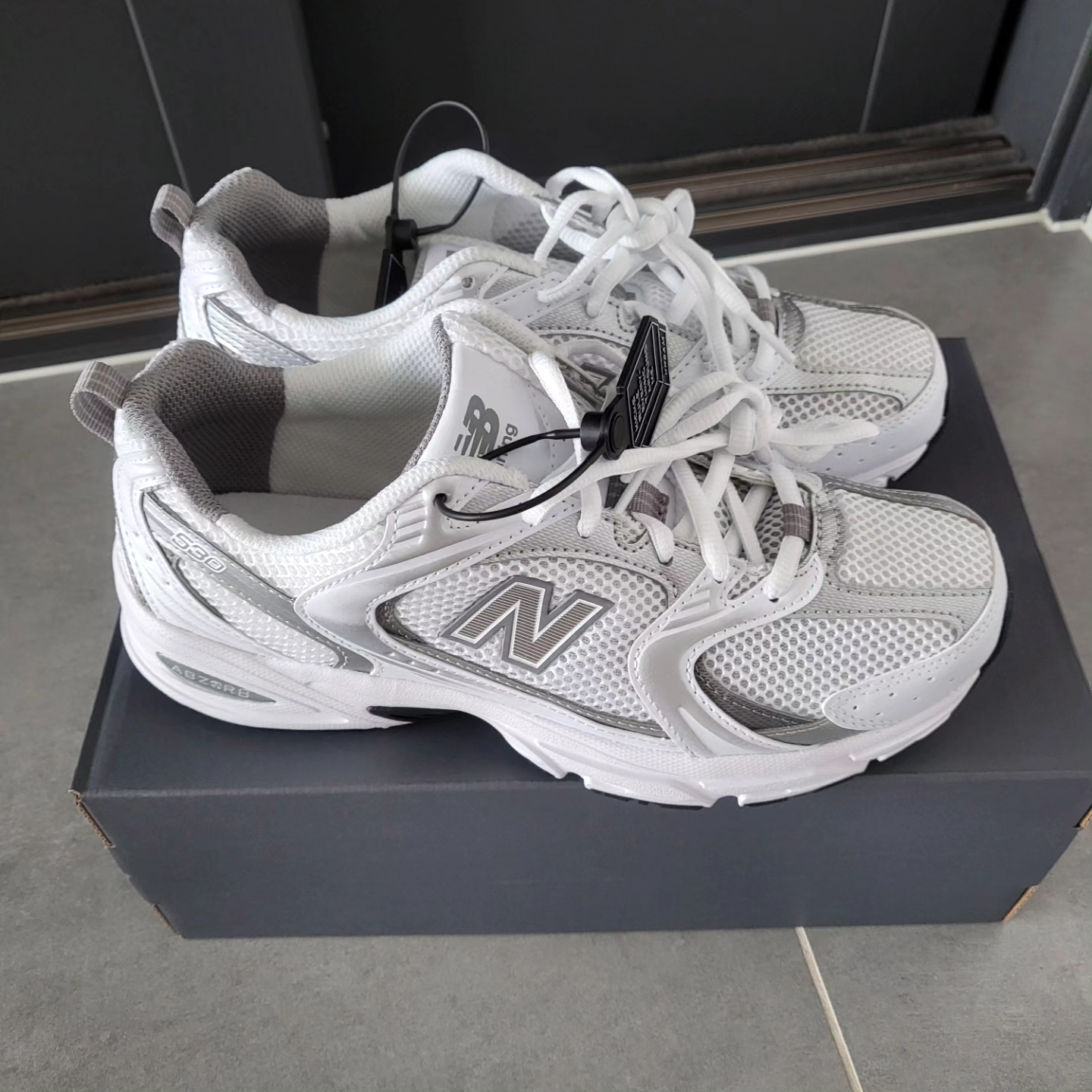 New Balance 530 White Silver 착용 스타일 - 1