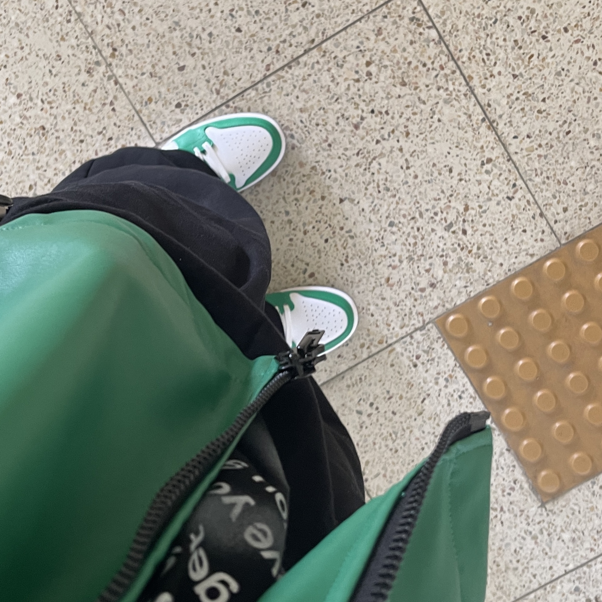 Jordan 1 Mid Lucky Green 착용 스타일 - 1