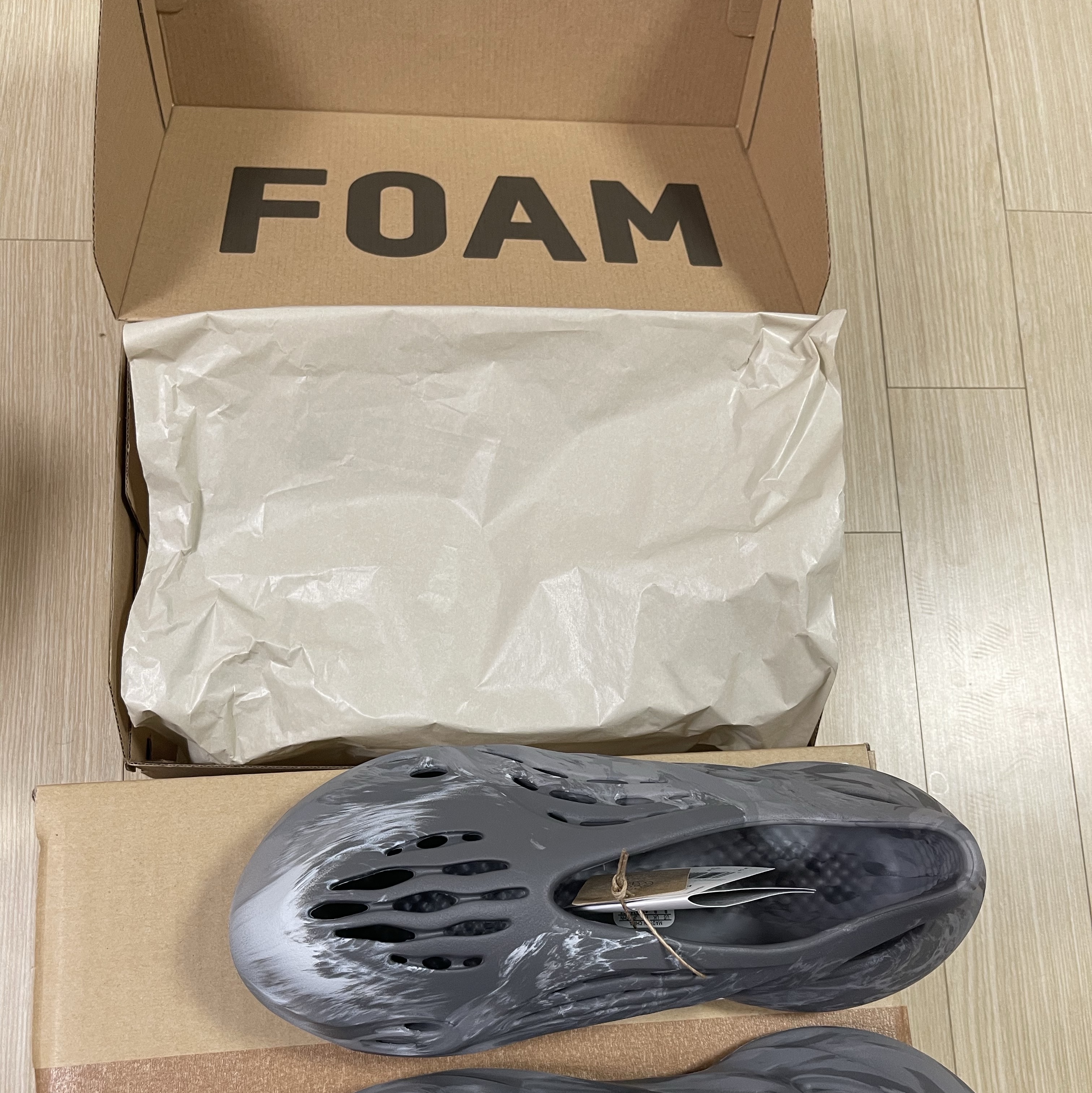 Adidas Yeezy Foam RNNR MX Granite 착용 스타일