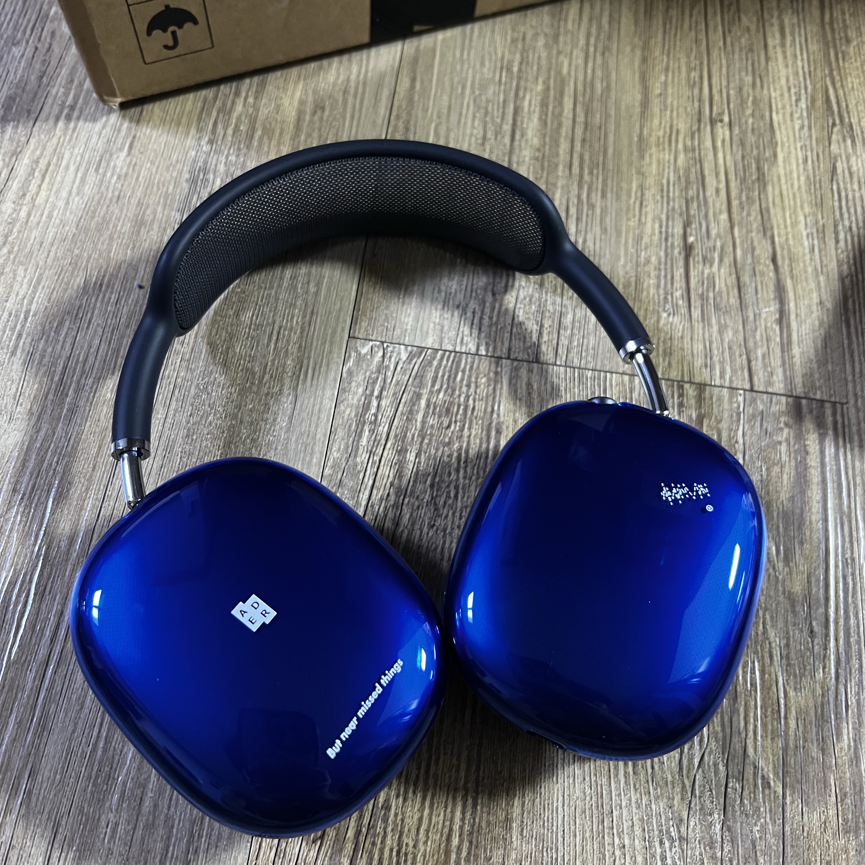 Ader Error TRS Airpods Max Case Z-Blue 착용 스타일 - 1