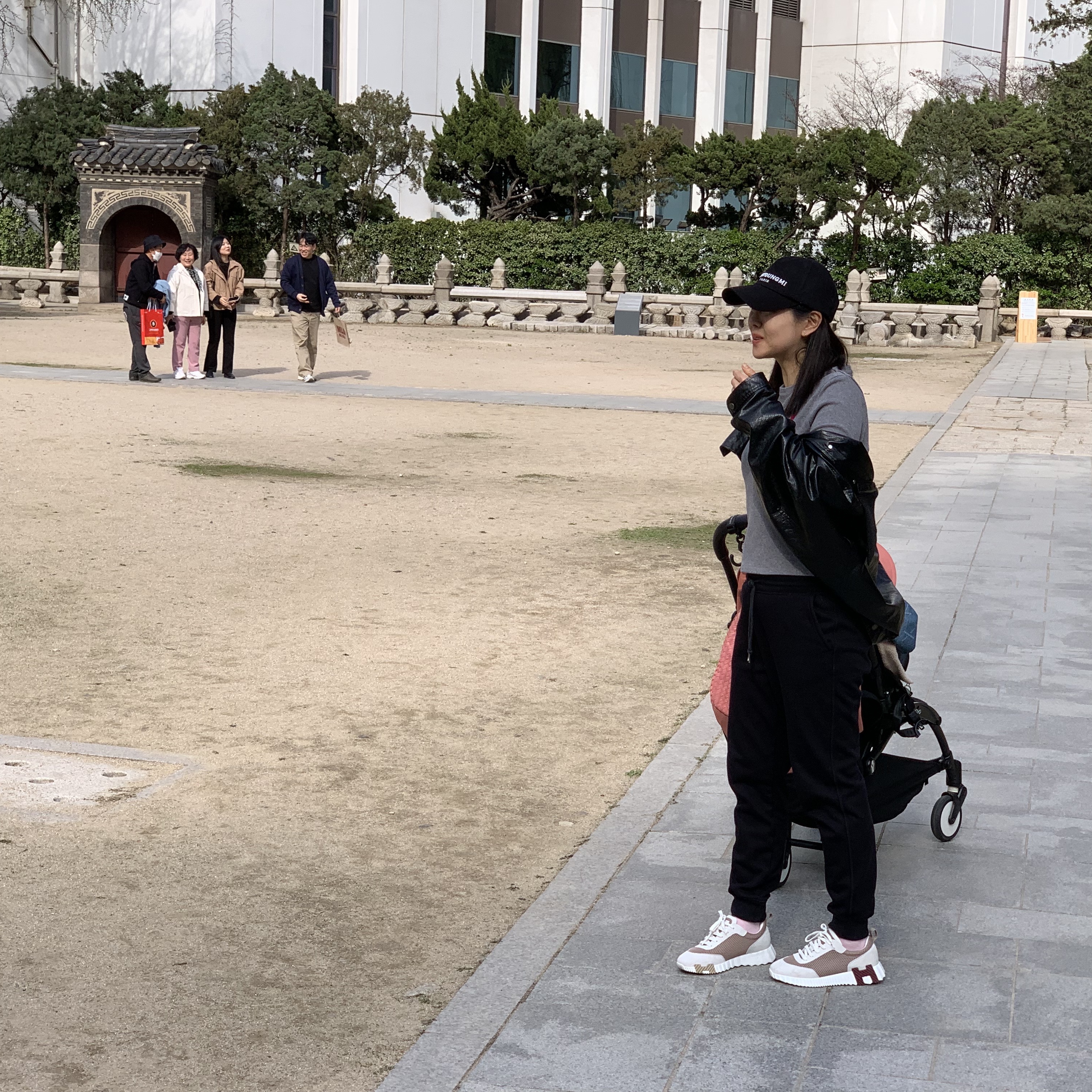 (W) Hermes Bouncing Sneakers Graphic Mesh Suede Goatskin & Beige Argile Blanc, Human Made Graphic T-Shirt #10 White 착용 스타일 - 1