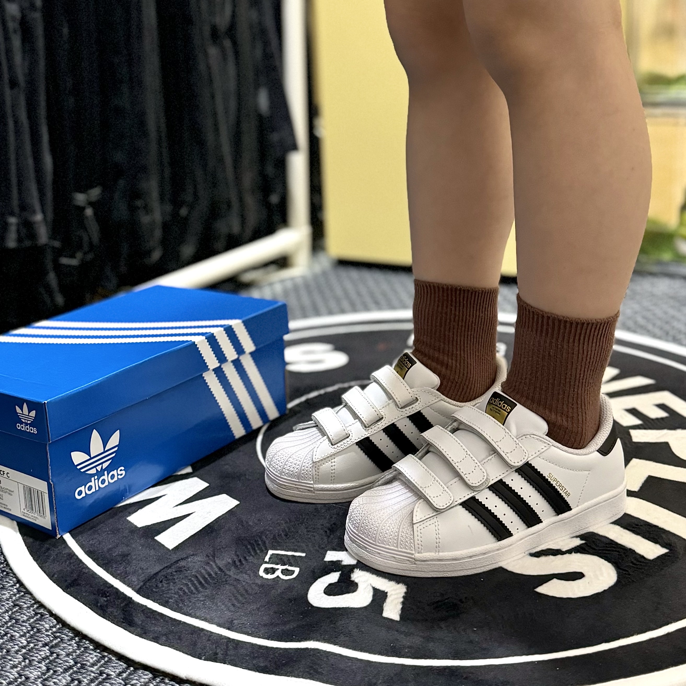 (C) Adidas Superstar CF Cloud White Core black 착용 스타일 - 1