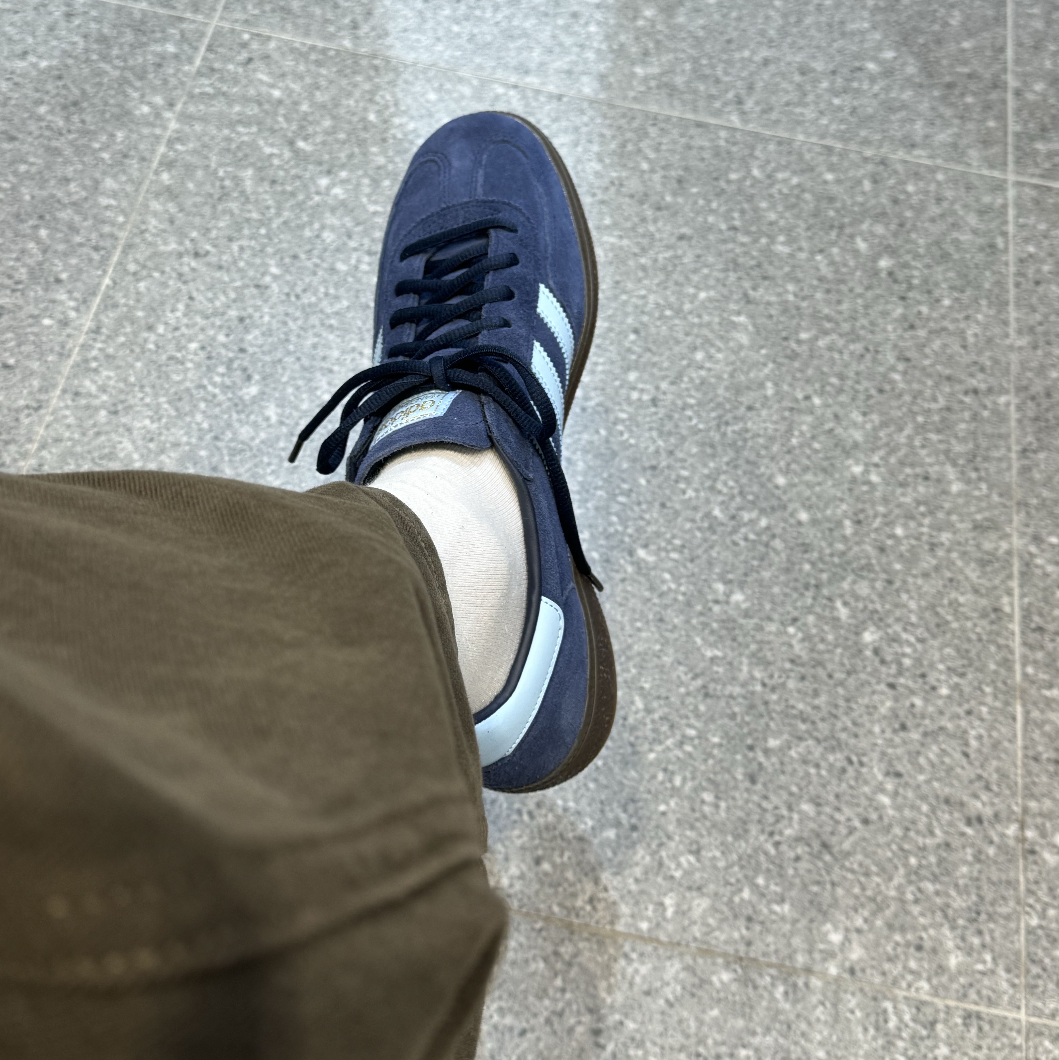 Adidas Spezial Handball Collegiate Navy, Adidas Samba OG Cloud White 착용 스타일 - 1