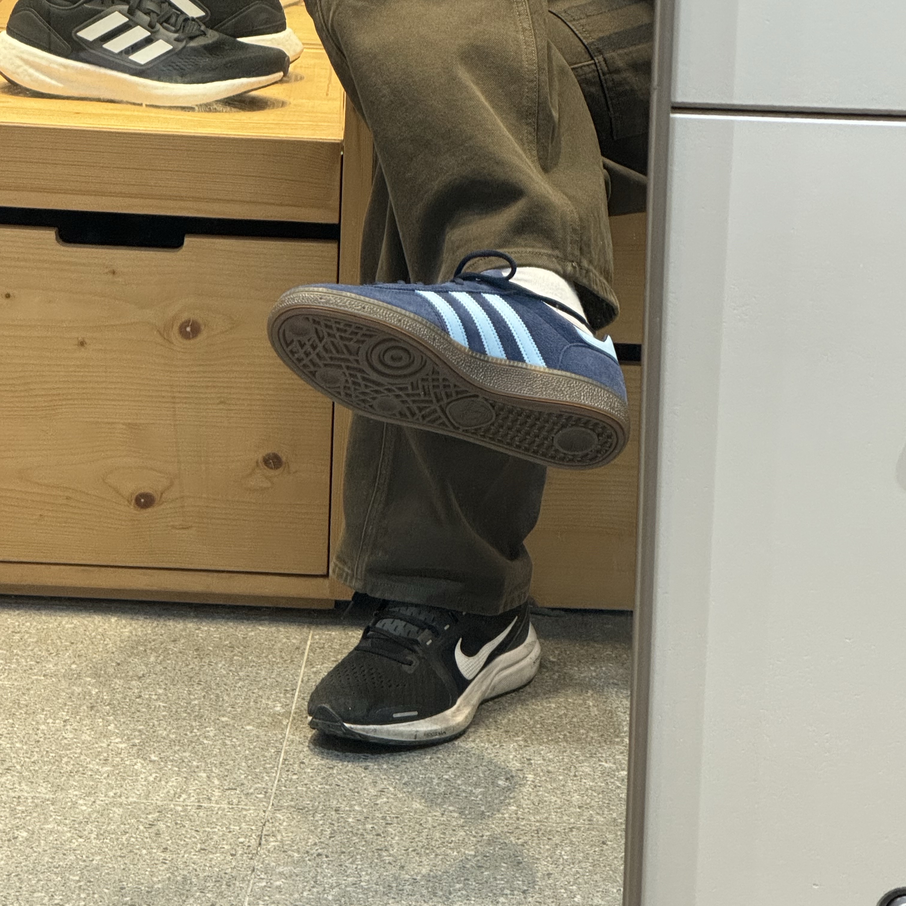 Adidas Spezial Handball Collegiate Navy, Adidas Samba OG Cloud White 착용 스타일 - 2