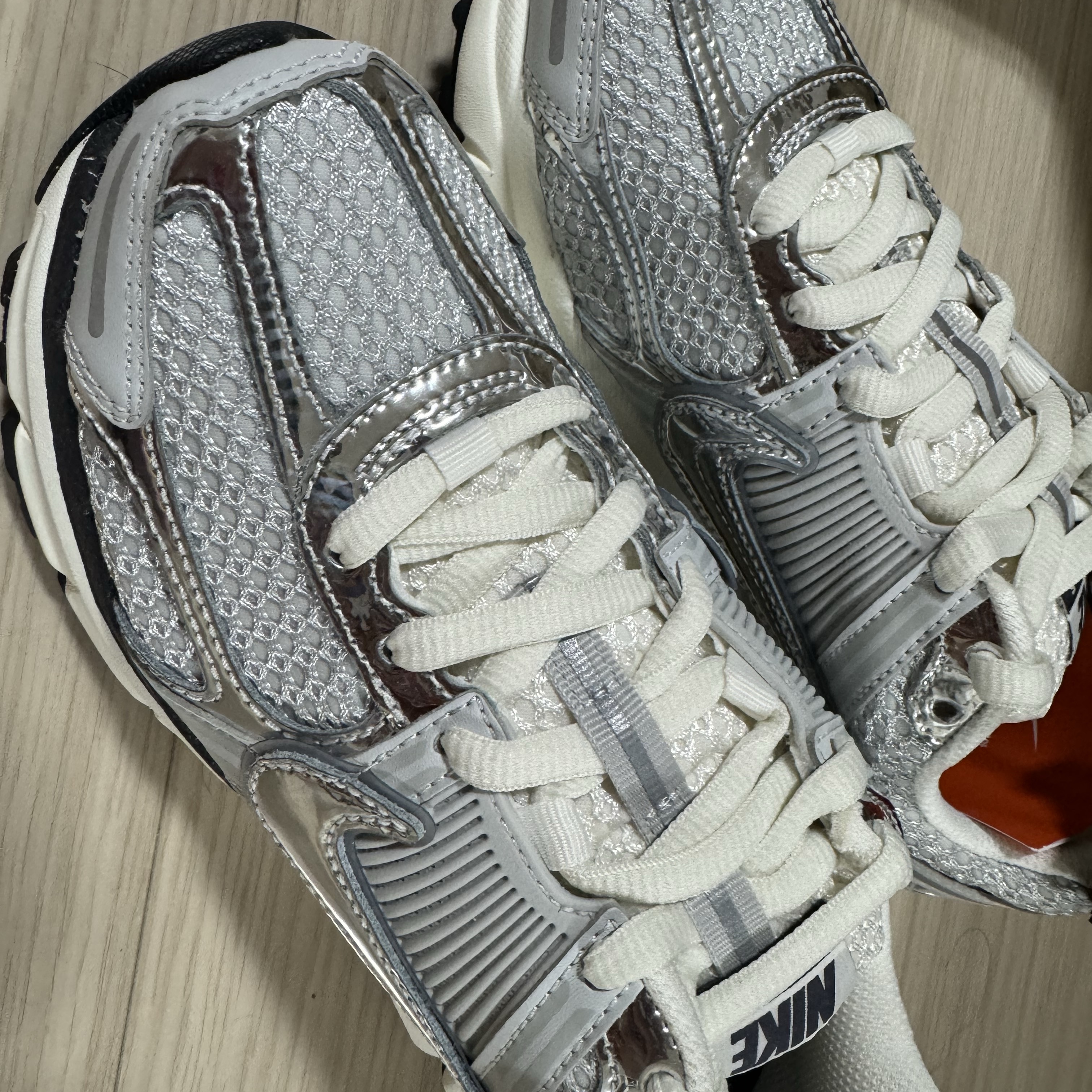 (W) Nike Zoom Vomero 5 Photon Dust and Metallic Silver 착용 스타일 - 2