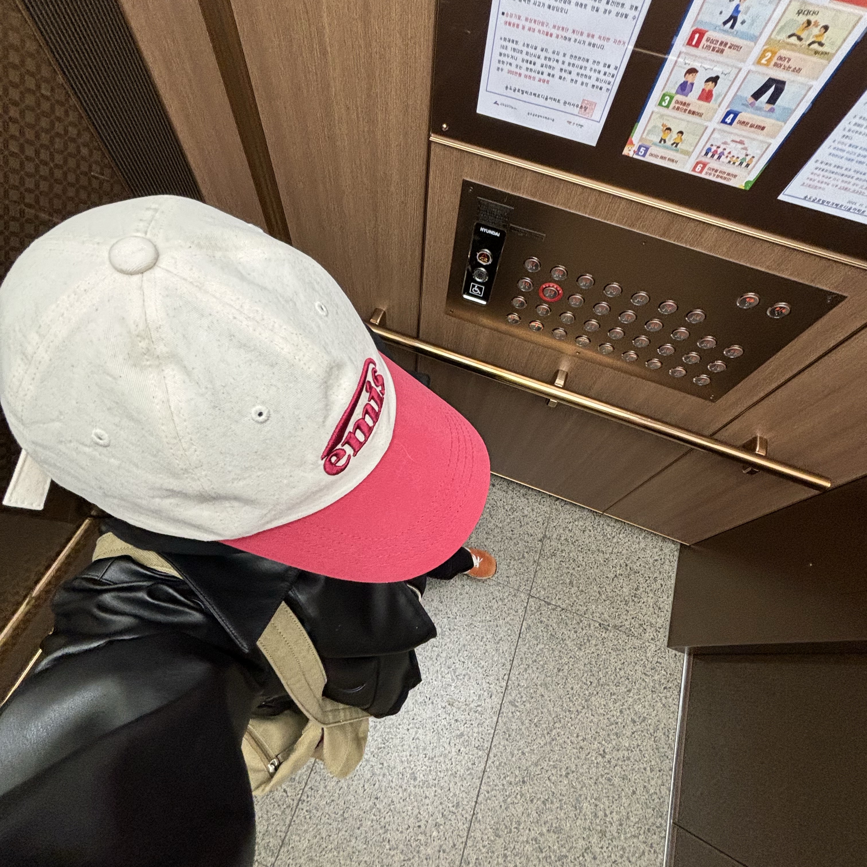 Emis New Logo Ball Cap Two Tone Red 착용 스타일
