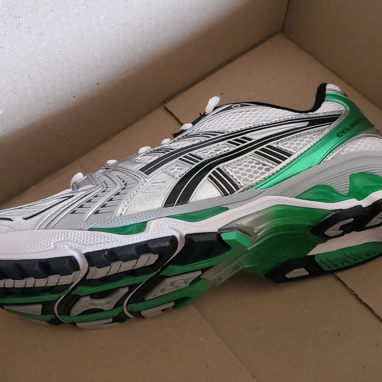 Asics Gel-Kayano 14 White Malachite Green 착용 스타일 - 2