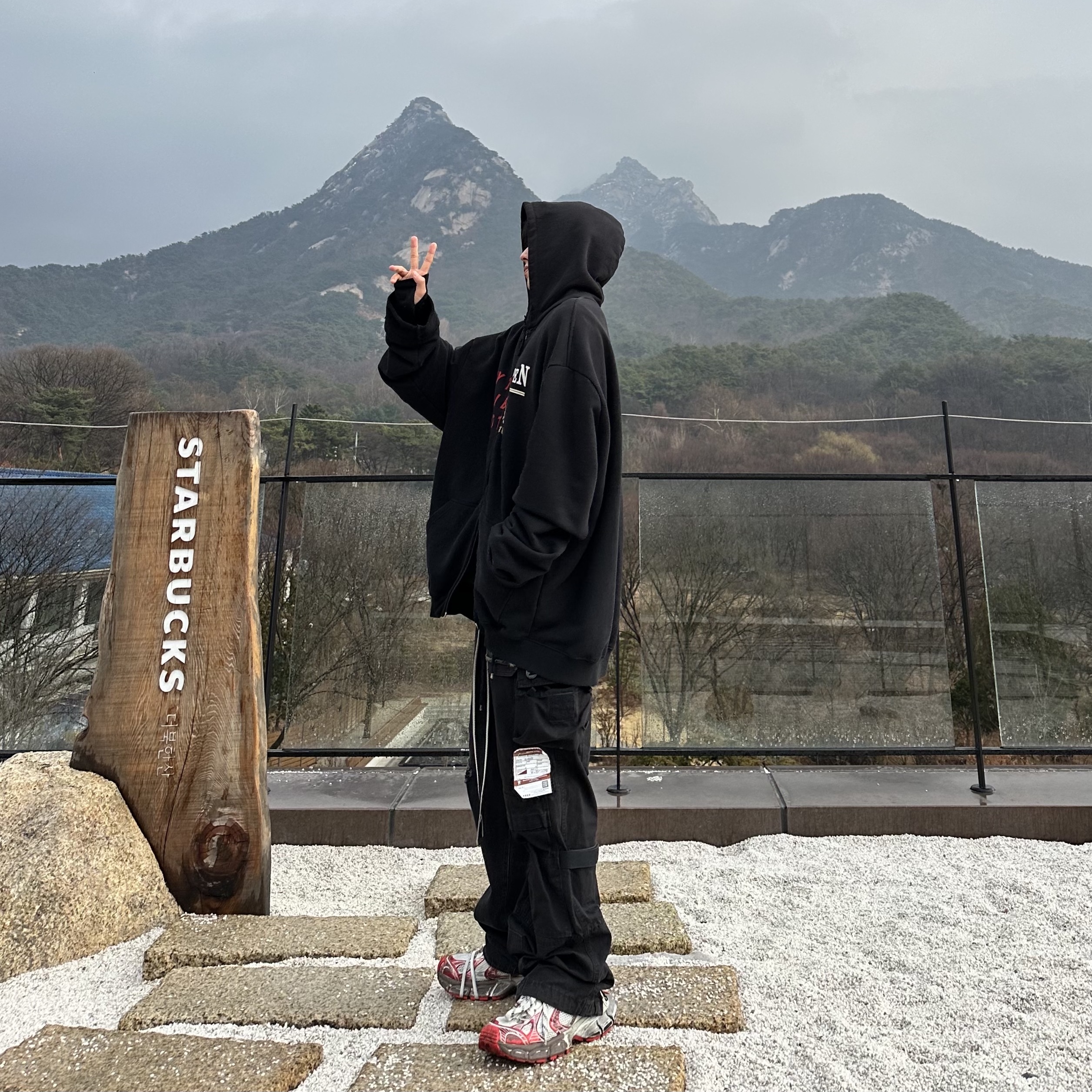 Balenciaga 3XL Sneakers Worn Out White Red 착용 스타일