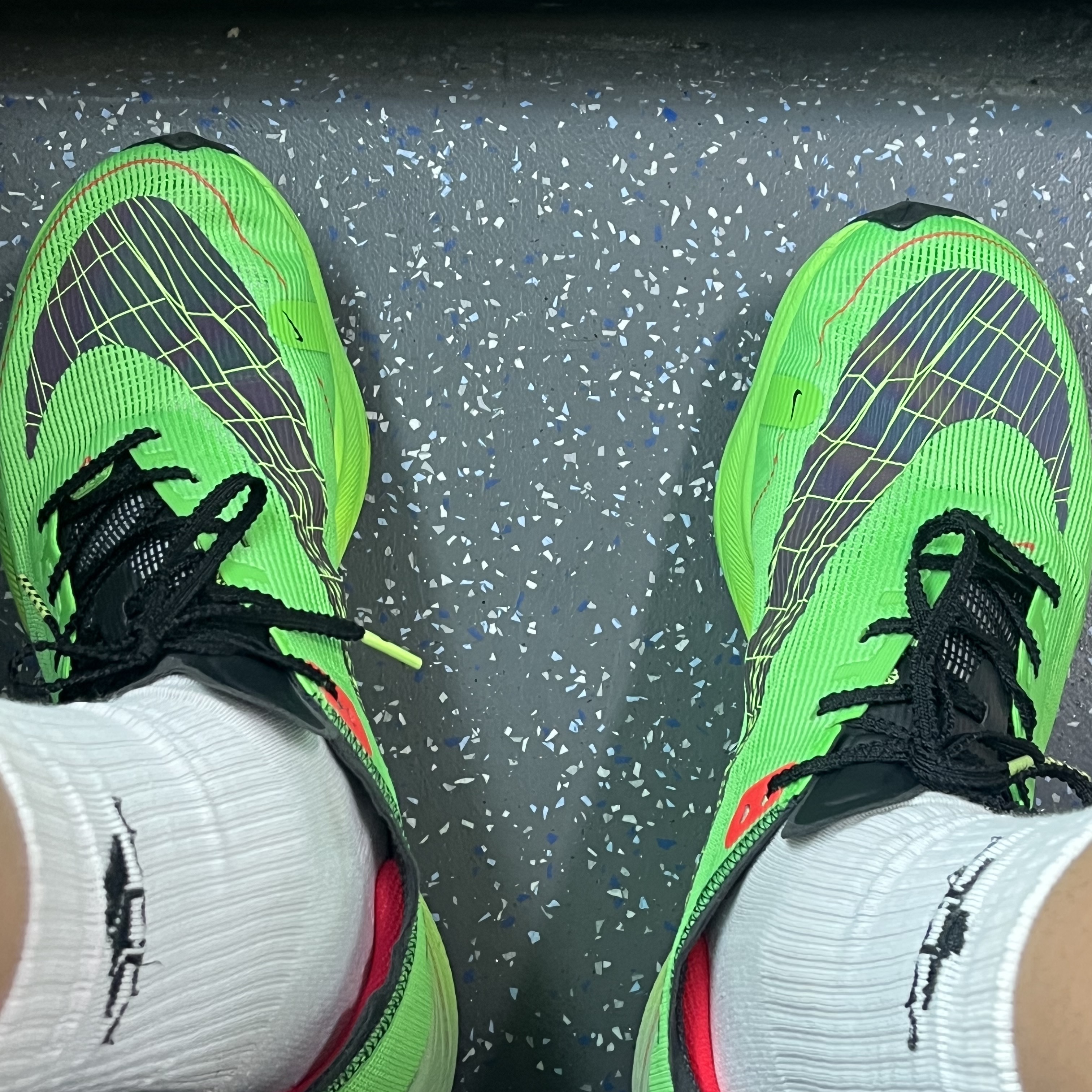 Nike ZoomX Vaporfly Next% 2 Scream Green Bright Crimson 착용 스타일