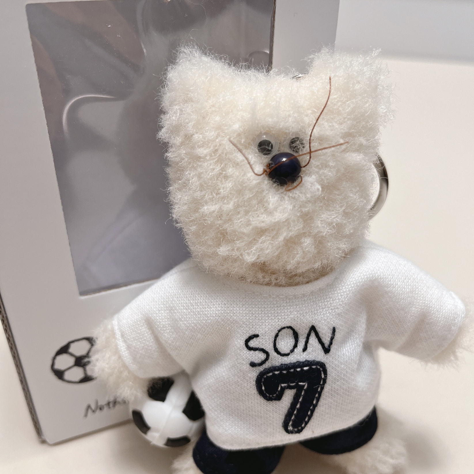 [예약 배송] NOS7 x Monamhee SON.hee Cream, Monamhee Bred Keyring with Pink Pants Brown 착용 스타일 - 1