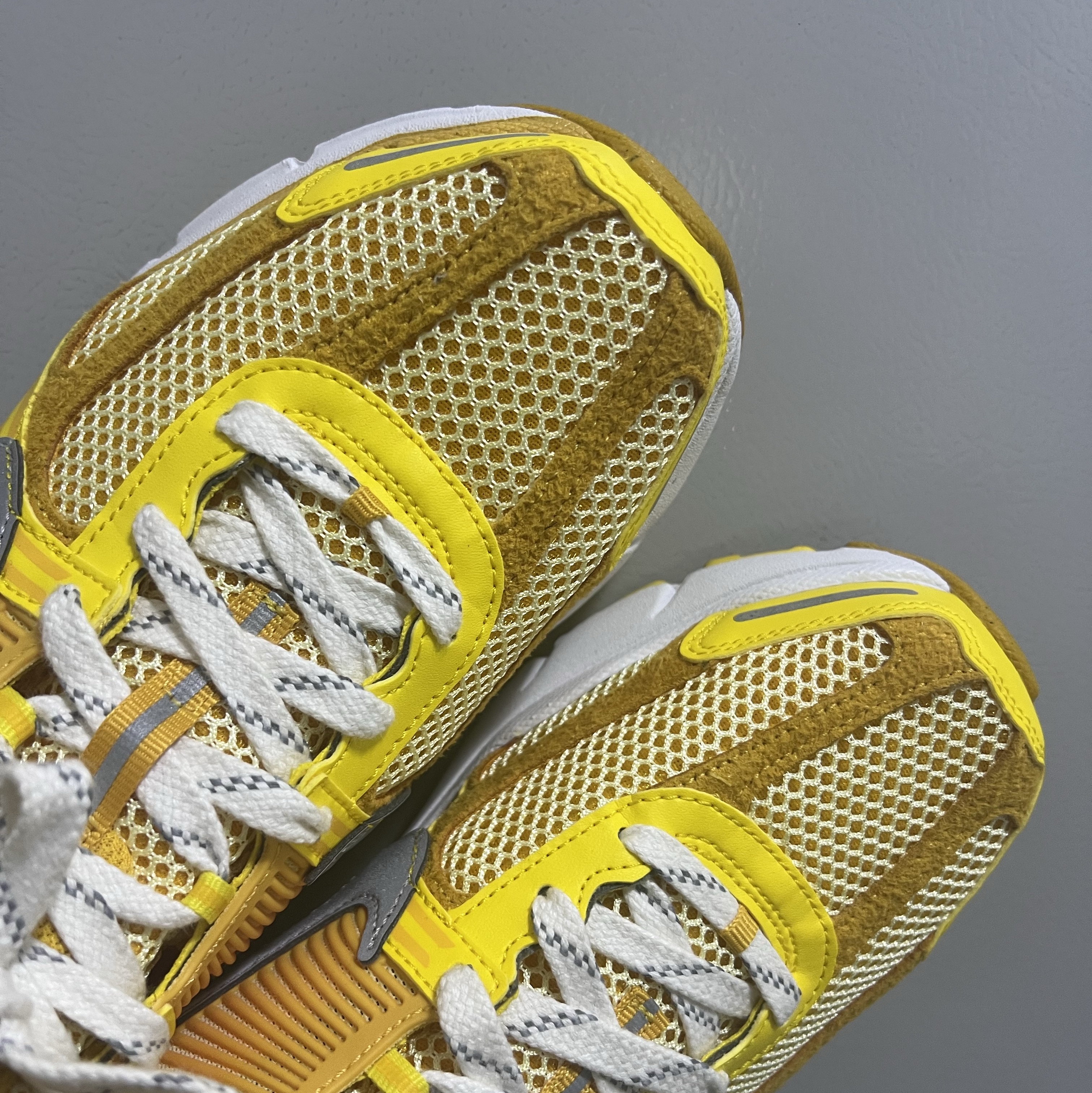 Nike Zoom Vomero 5 Yellow Ochre 착용 스타일